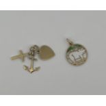 Lot of 2 charms in 14kt gold.
Regarding the charms: Hope, faith and love, year of the pig enamel cha