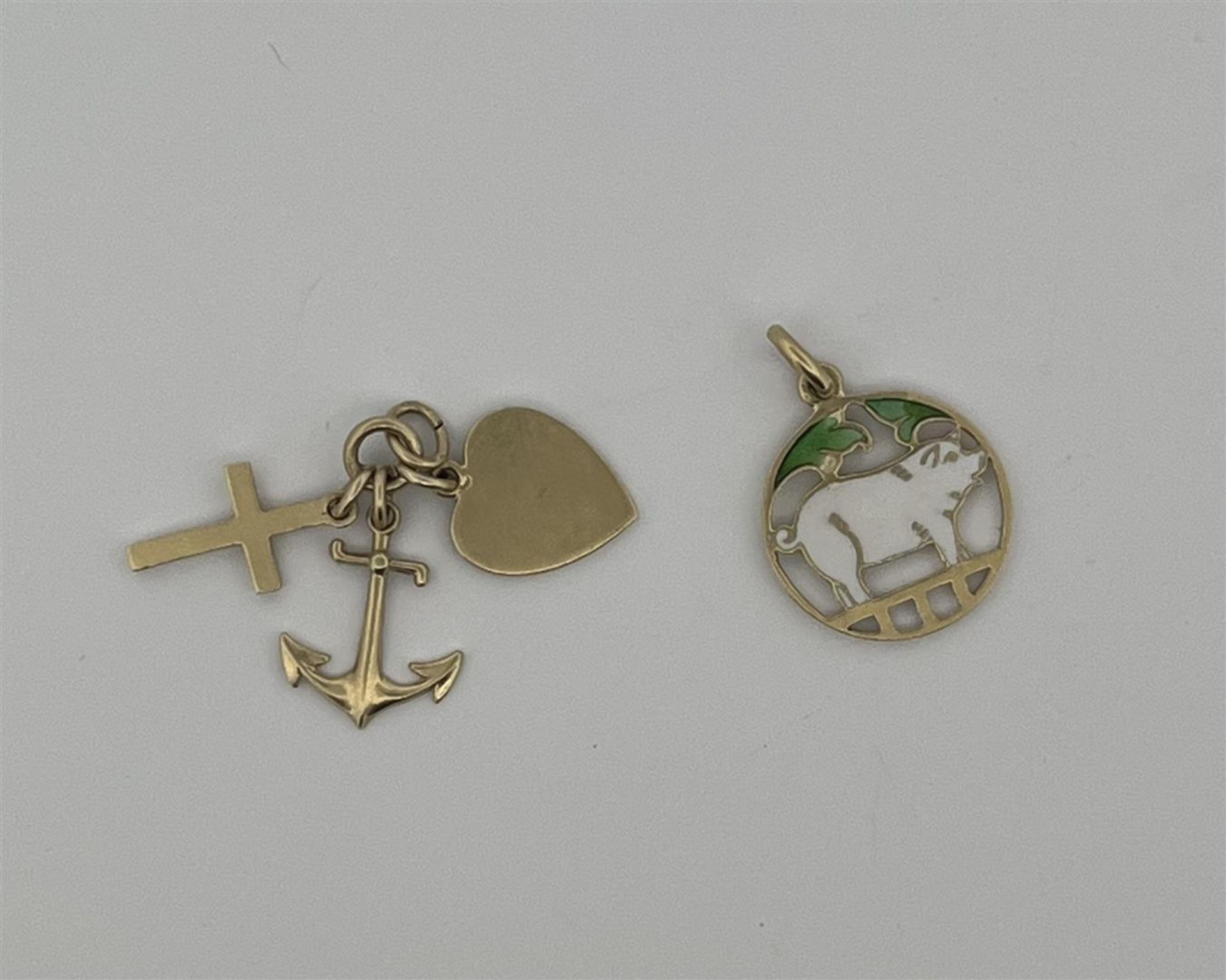 Lot of 2 charms in 14kt gold.
Regarding the charms: Hope, faith and love, year of the pig enamel cha