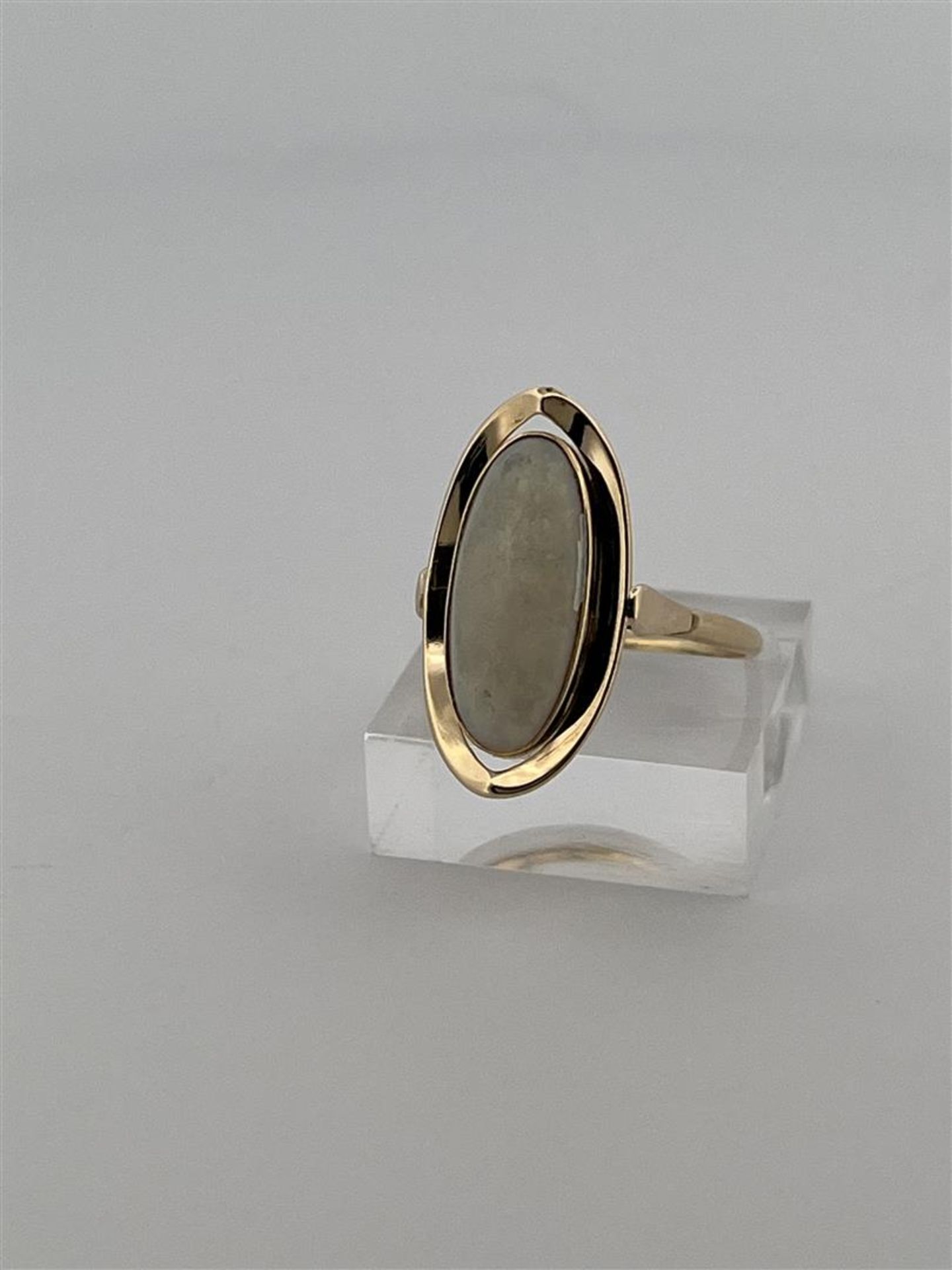 14kt yellow gold navette ring set with white opal. 
The white opal is cabochon cut in navette shape  - Image 5 of 8