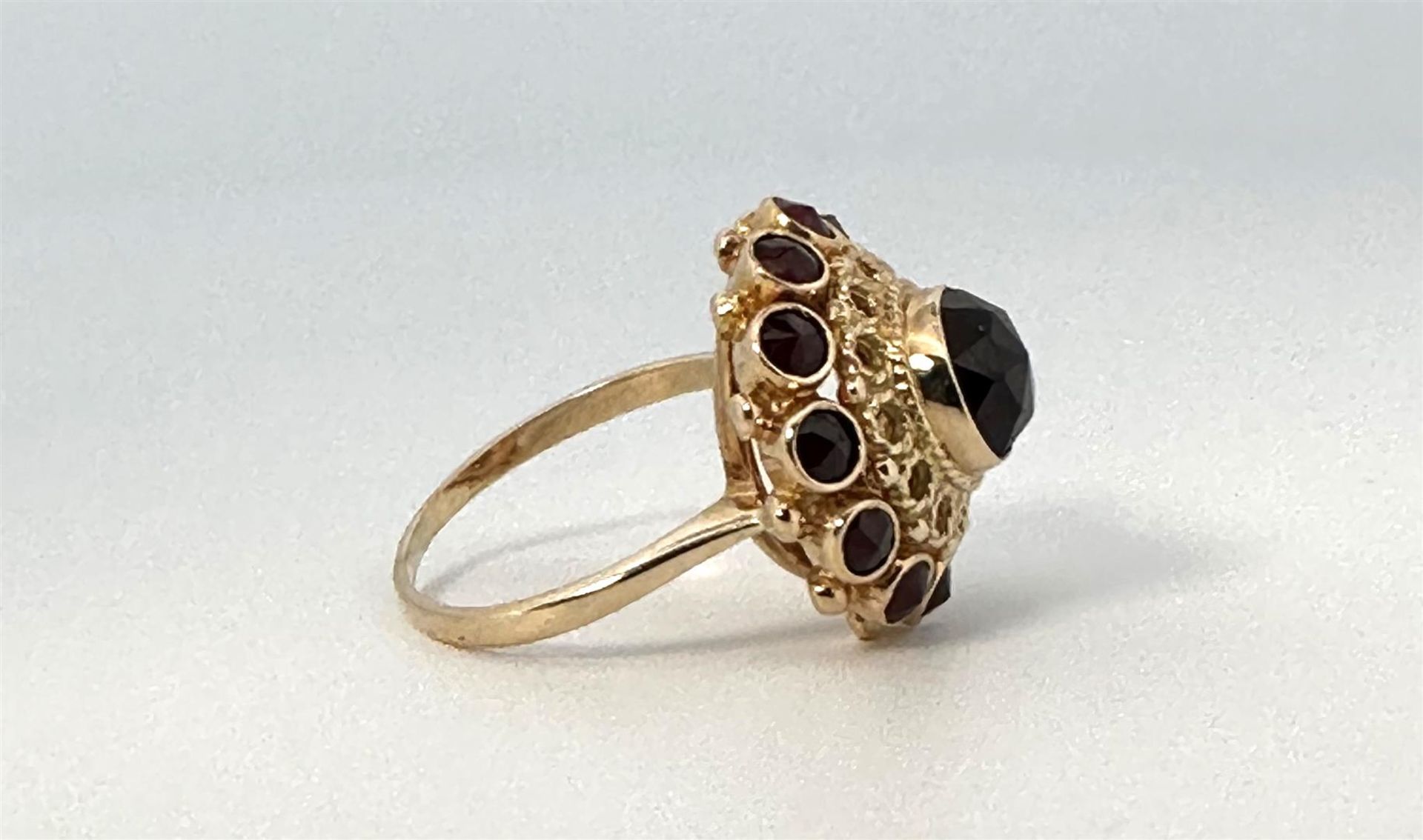 14kt yellow gold rosette ring set with garnet.
The ring is set with 1 central stone, rose cut of app - Bild 4 aus 4