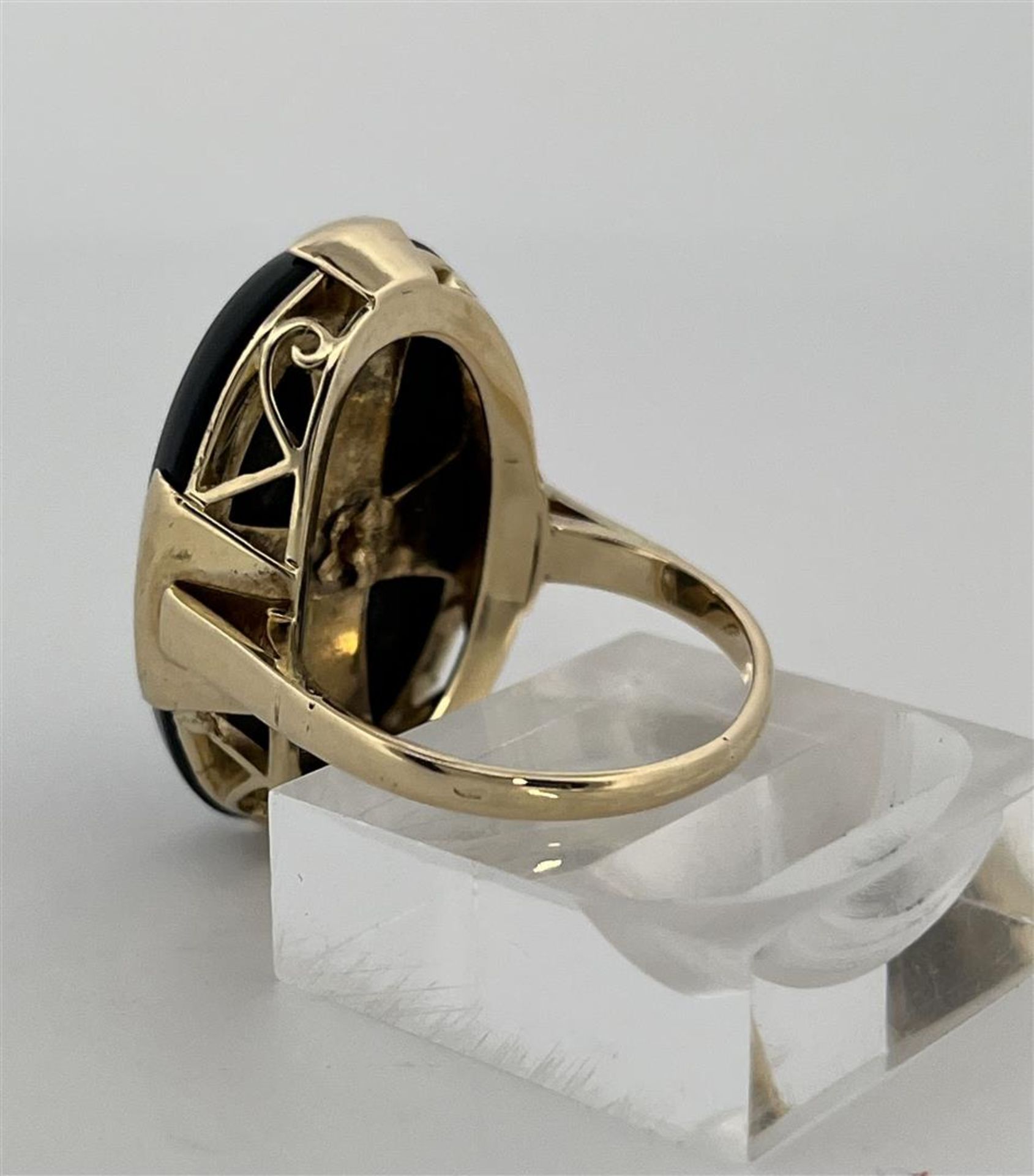 14kt Yellow gold ring set with onyx and diamonds.
The ring has a high openwork edge with a set onyx  - Image 2 of 8