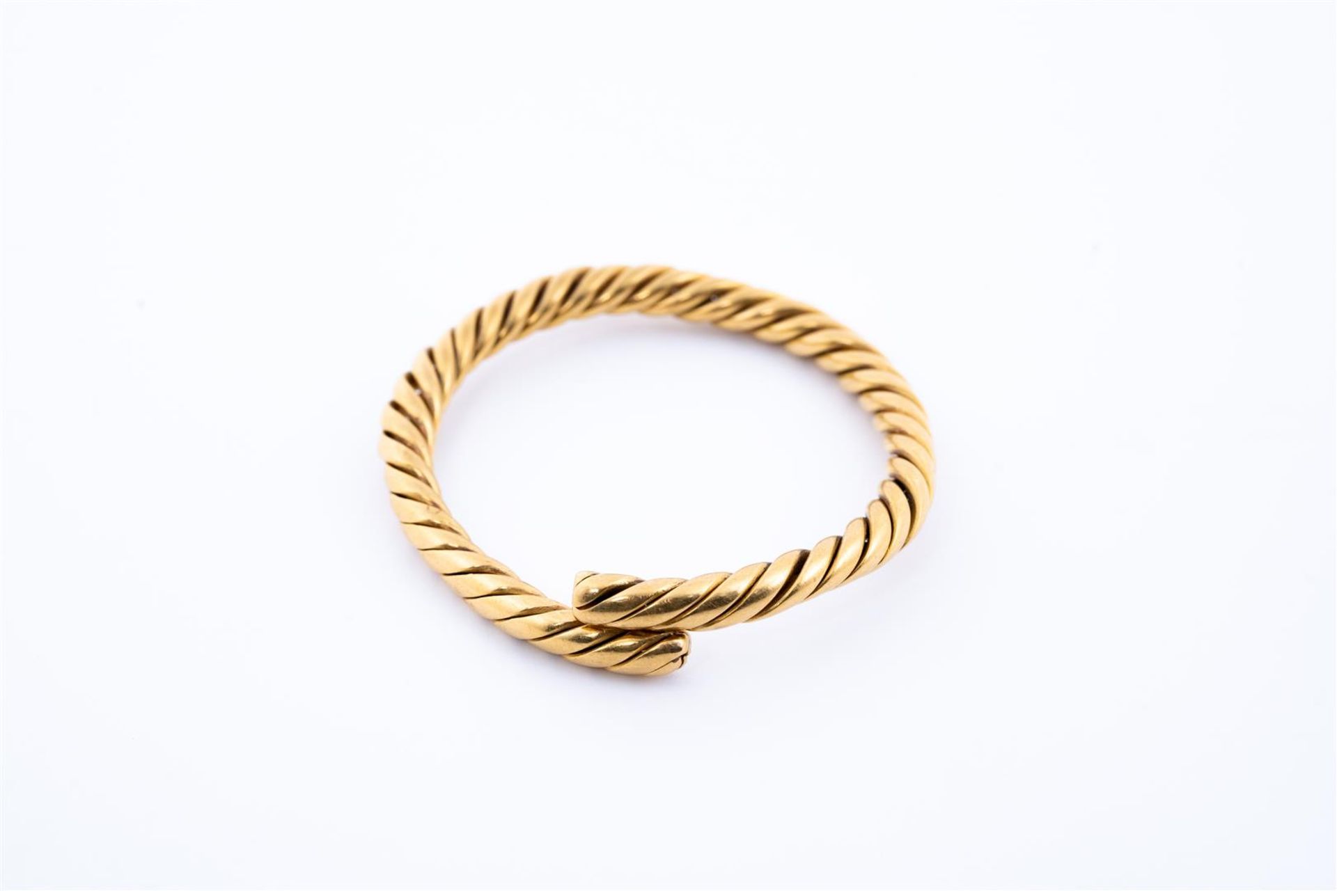 18kt yellow gold solid twisted slave bracelet / esclave / bangle from Indonesia.
The bracelet is sol - Image 4 of 5