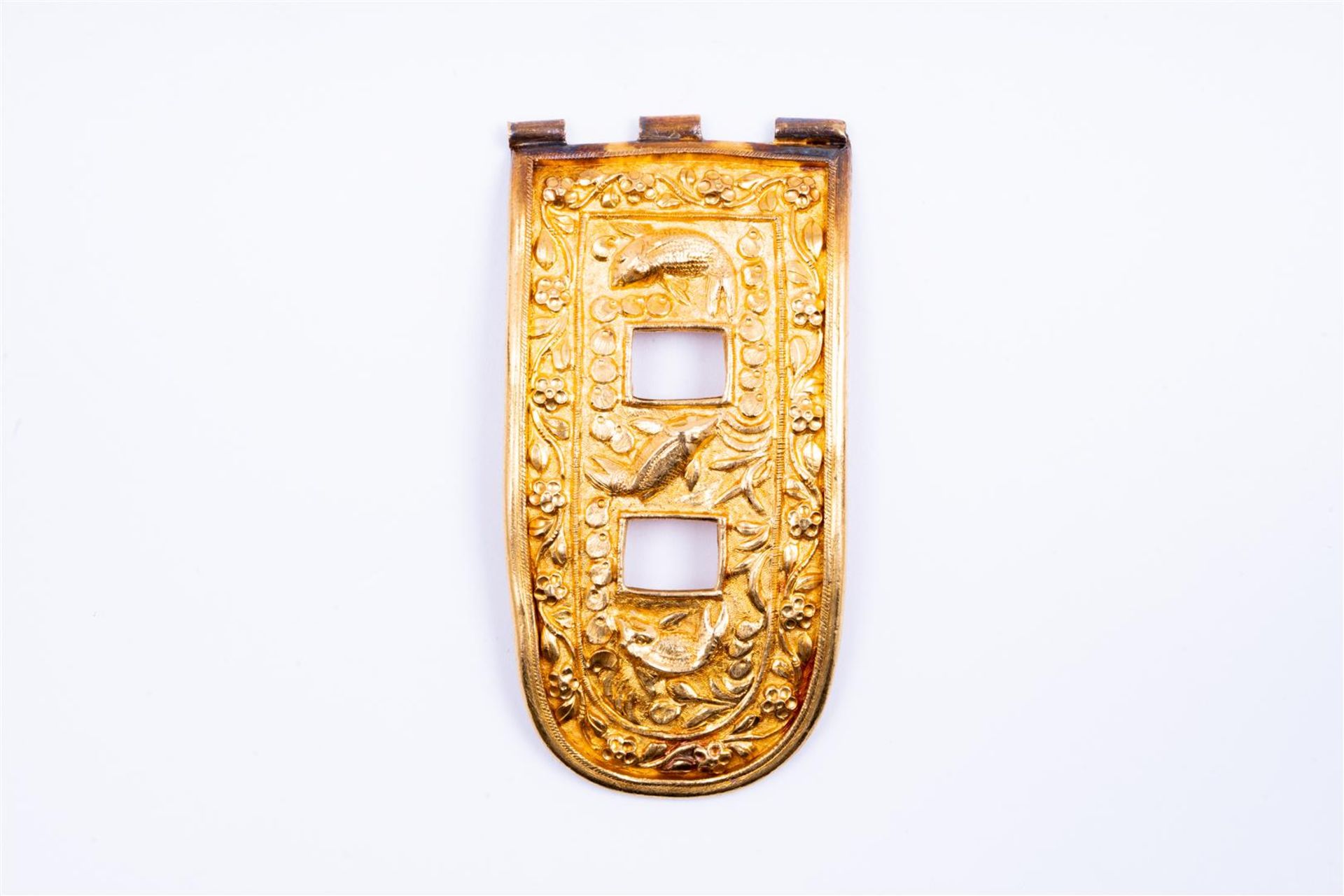 18kt yellow gold buckle/belt part with koi carp. The buckle comes from Indonesia.
This buckle part i