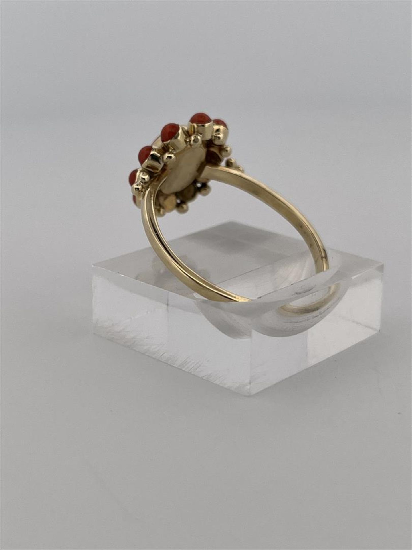 14kt yellow gold rosette ring set with red coral.
The ring is set with 1 central oval cabochon cut r - Image 4 of 7