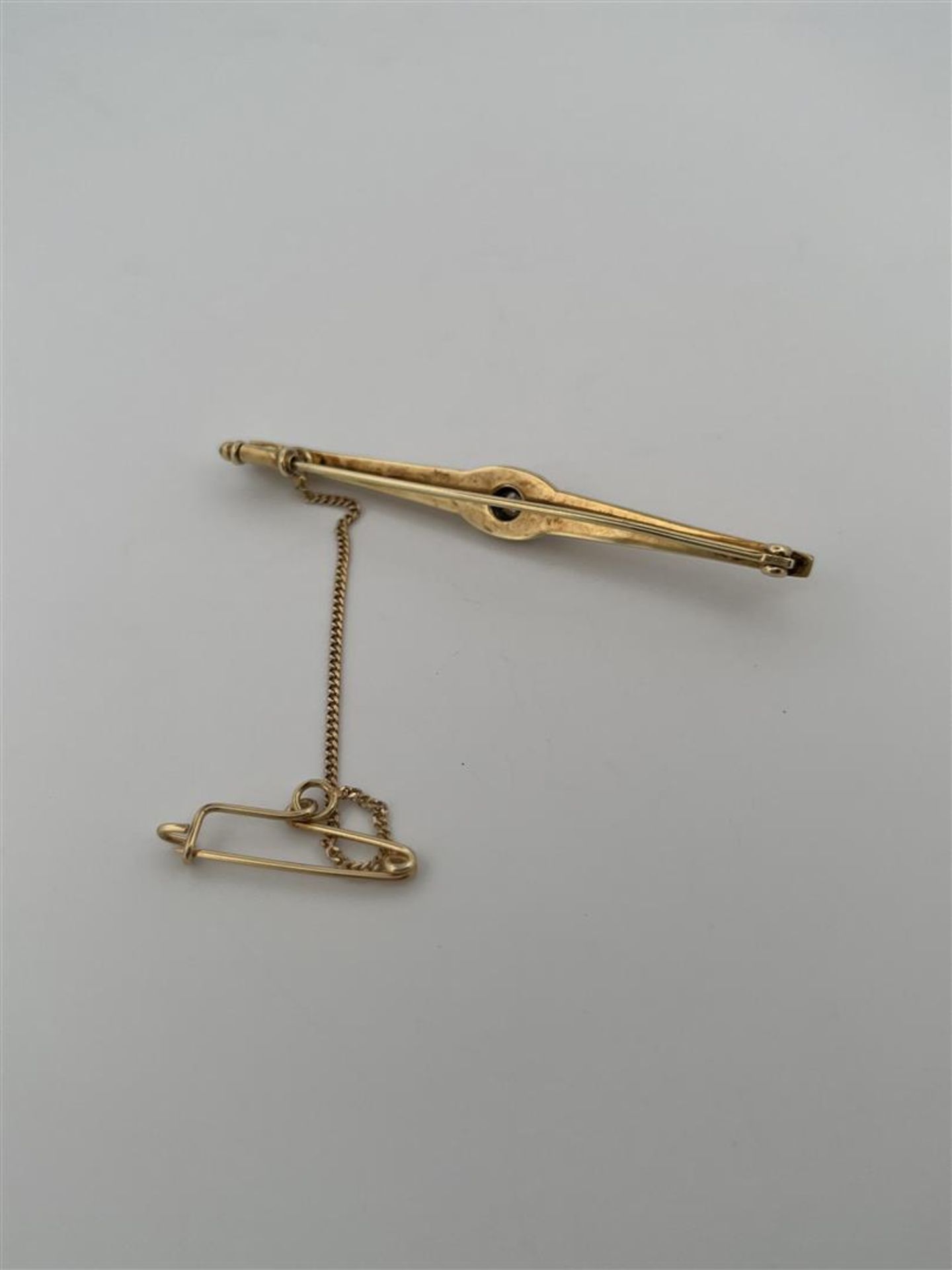 14kt yellow gold tie pin set with diamonds.
Beautiful tie pin with extra safety chain and pin, the t - Bild 4 aus 4