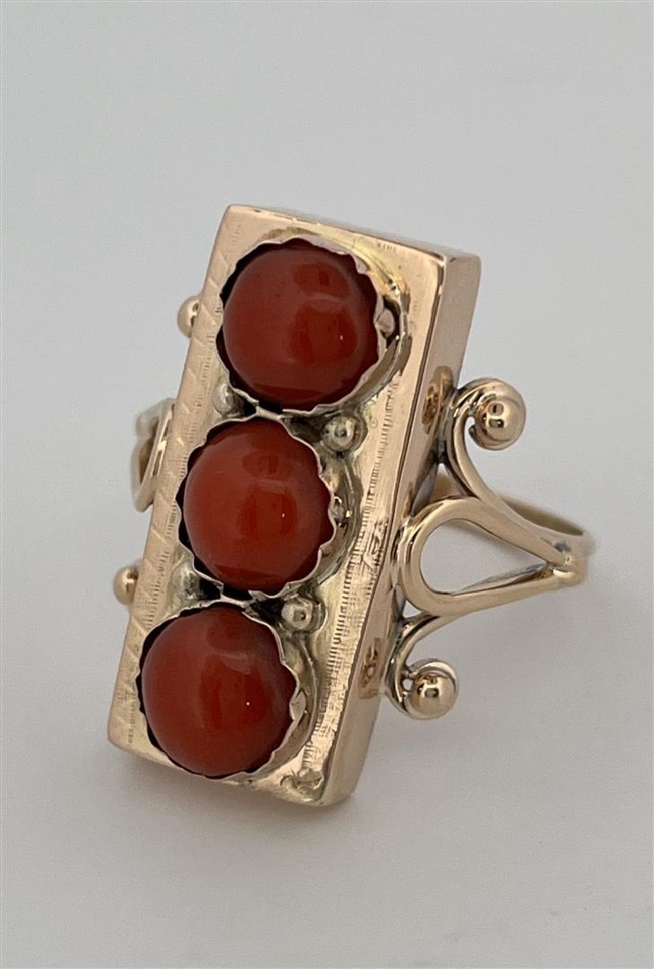 14kt yellow gold 3-stone ring set with red coral.
The ring is set with 3 round cabochon cut red cora - Image 5 of 7