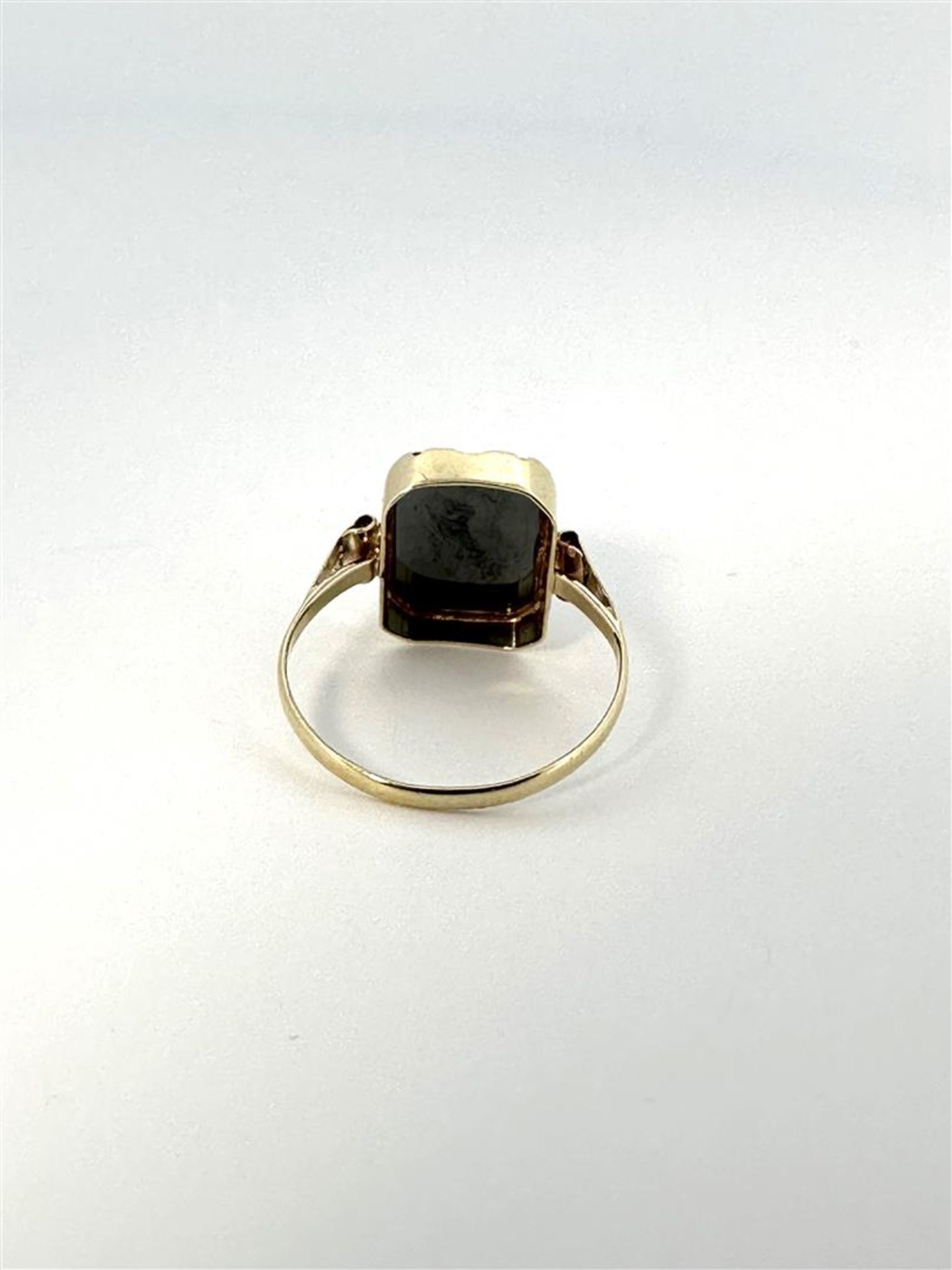 14kt yellow gold ring set with hematite.
The ring features a fantasy scissor cut hematite gemstone.  - Bild 6 aus 6