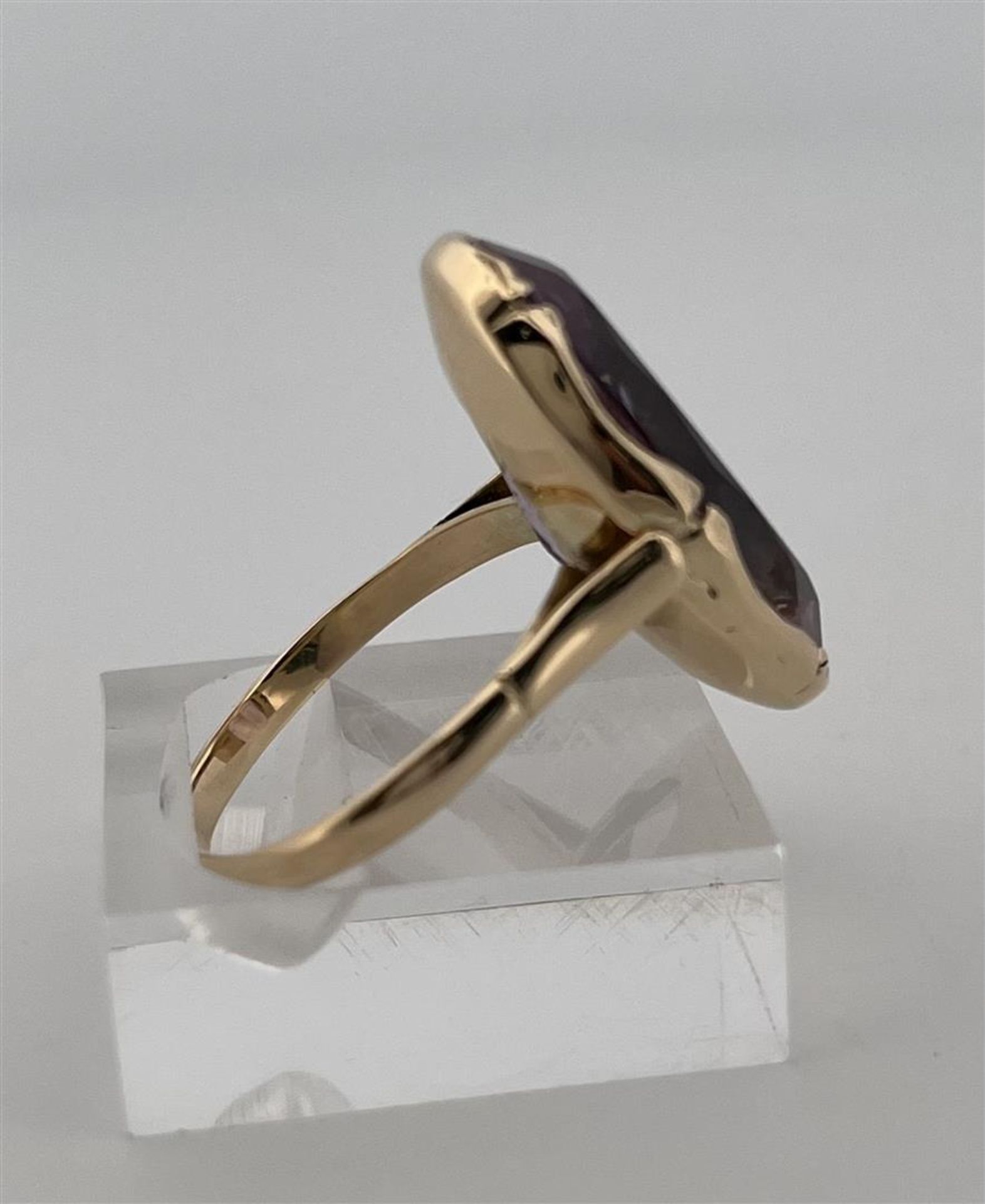 14kt yellow gold ring set with amethyst. 
Amethyst dimensions: approx. 20.2 mm x 9.8 mm.
Weight of r - Image 8 of 10