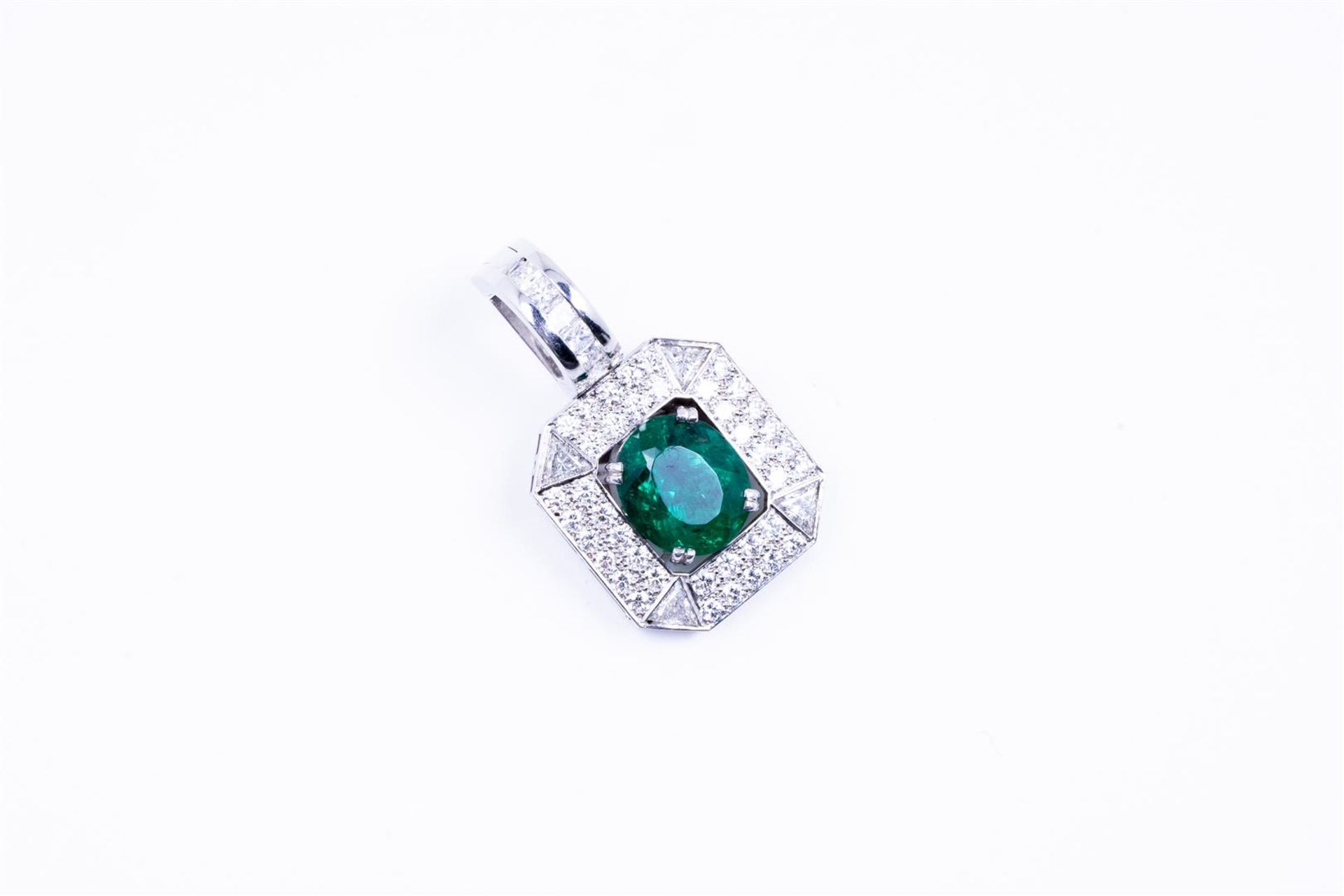 14kt white gold "art deco" pendant set with diamond and emerald.
This beautiful pendant is openwork  - Image 3 of 5