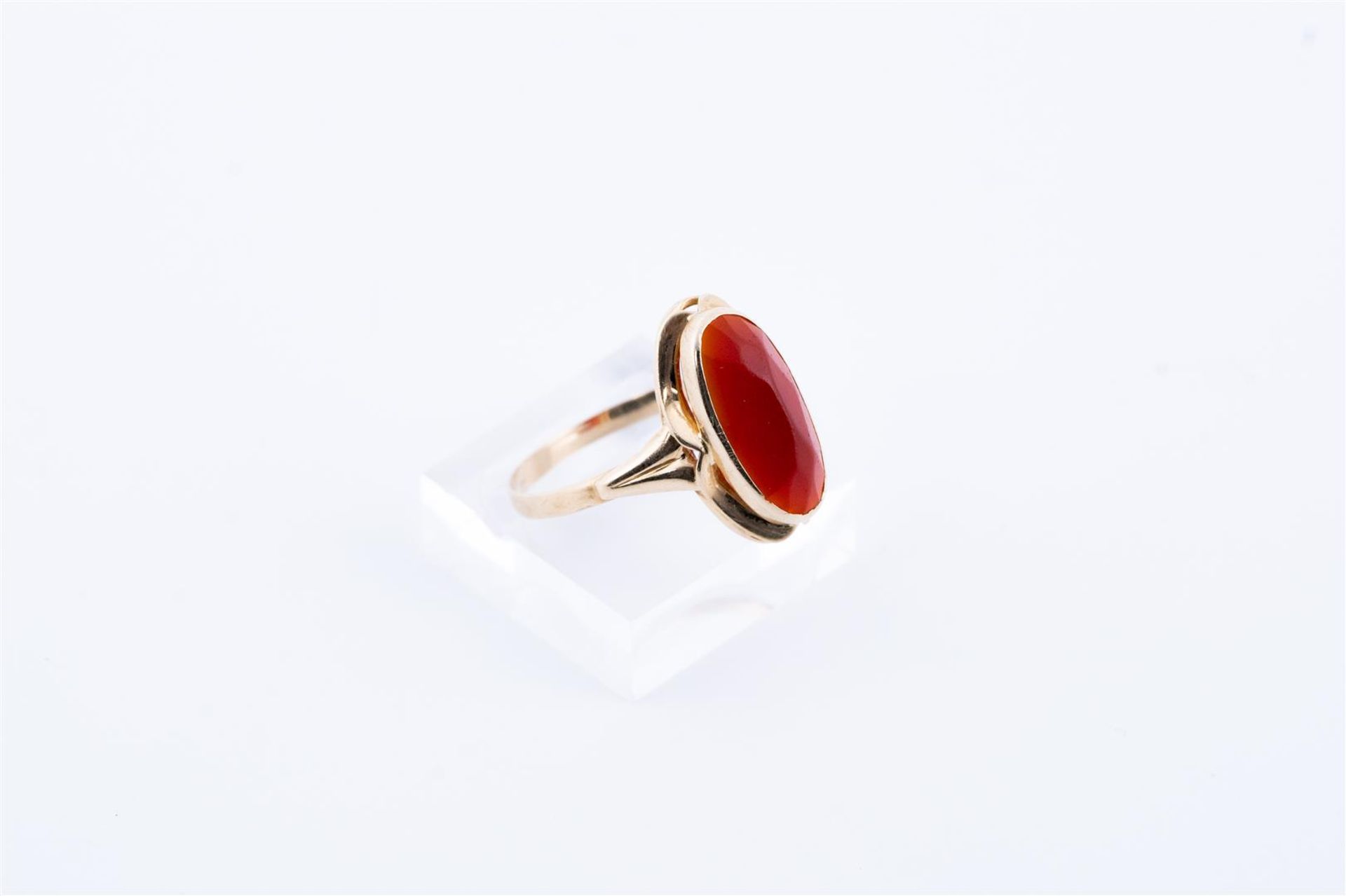 14kt yellow gold ring set with imitation carnelian.
The ring is set with 1 oval-faceted imitation ca