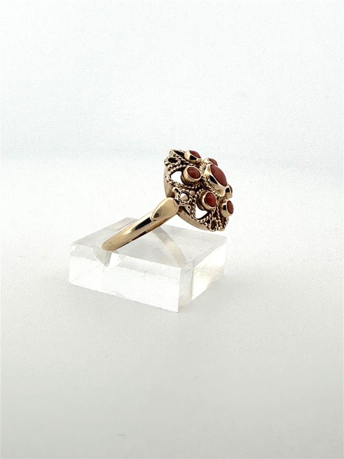 14kt rose gold rosette ring set with red coral.
The ring is gracefully finished with twisted wire an - Bild 2 aus 5
