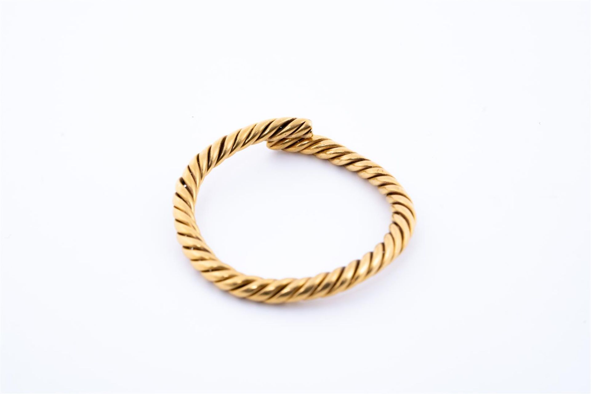 18kt yellow gold solid twisted slave bracelet / esclave / bangle from Indonesia.
The bracelet is sol - Image 5 of 5