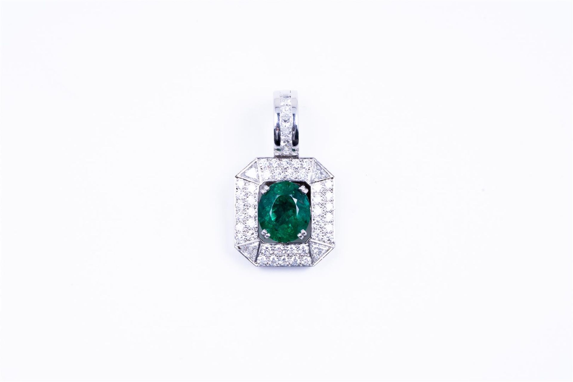 14kt white gold "art deco" pendant set with diamond and emerald.
This beautiful pendant is openwork  - Image 2 of 5