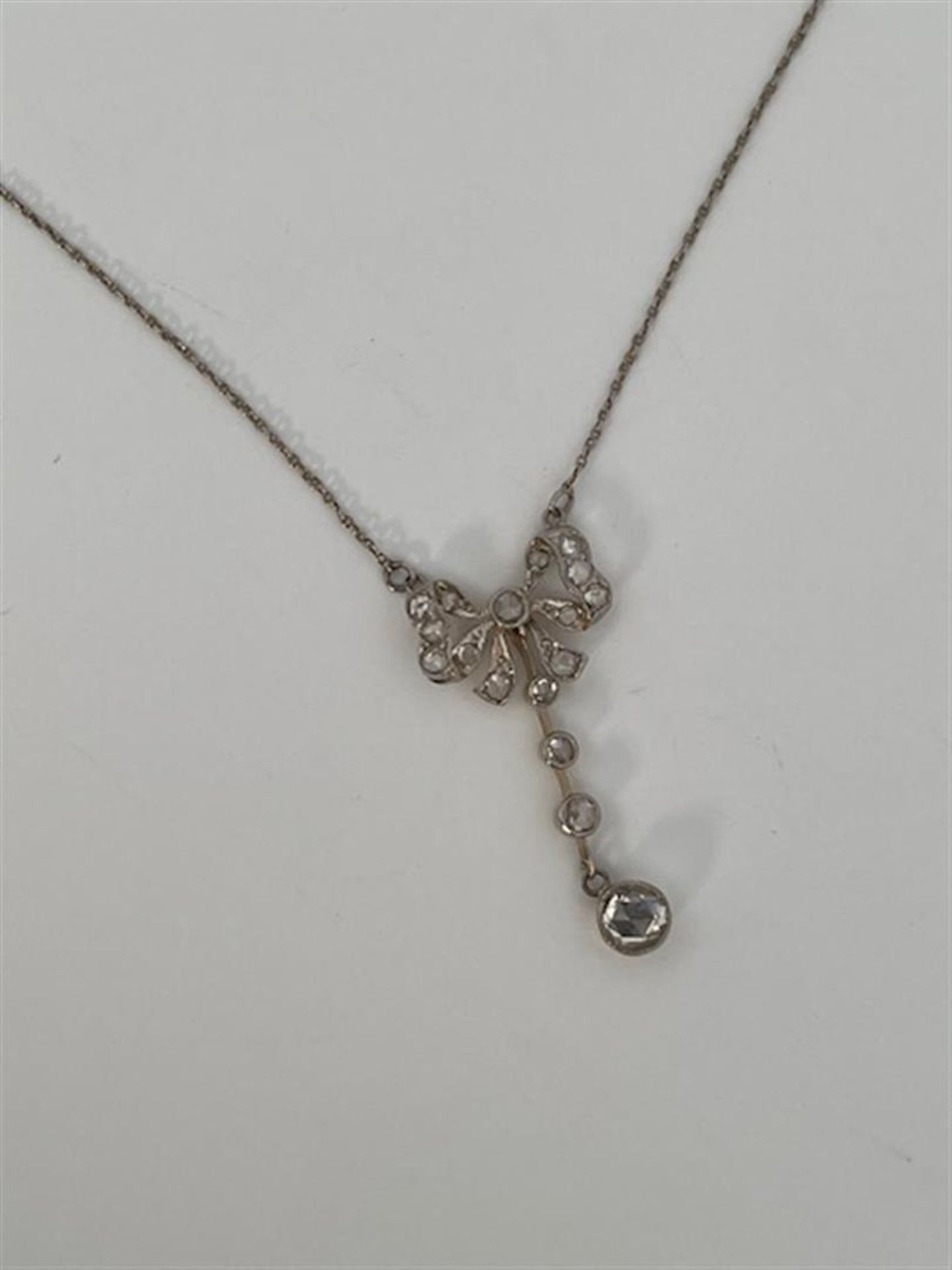 9kt bicolor gold 'Romantic vintage' necklace set with diamonds.
The pendant on the necklace is set w