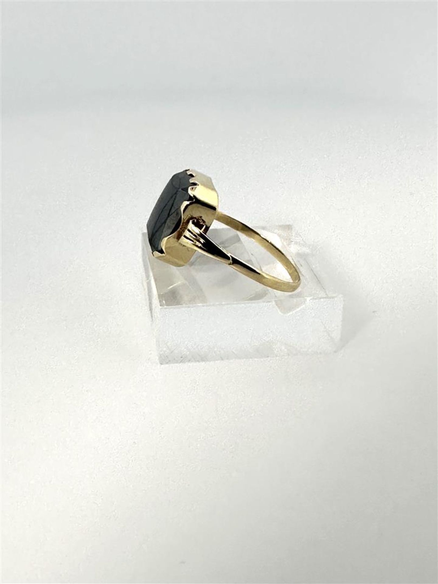 14kt yellow gold ring set with hematite.
The ring features a fantasy scissor cut hematite gemstone.  - Bild 3 aus 6