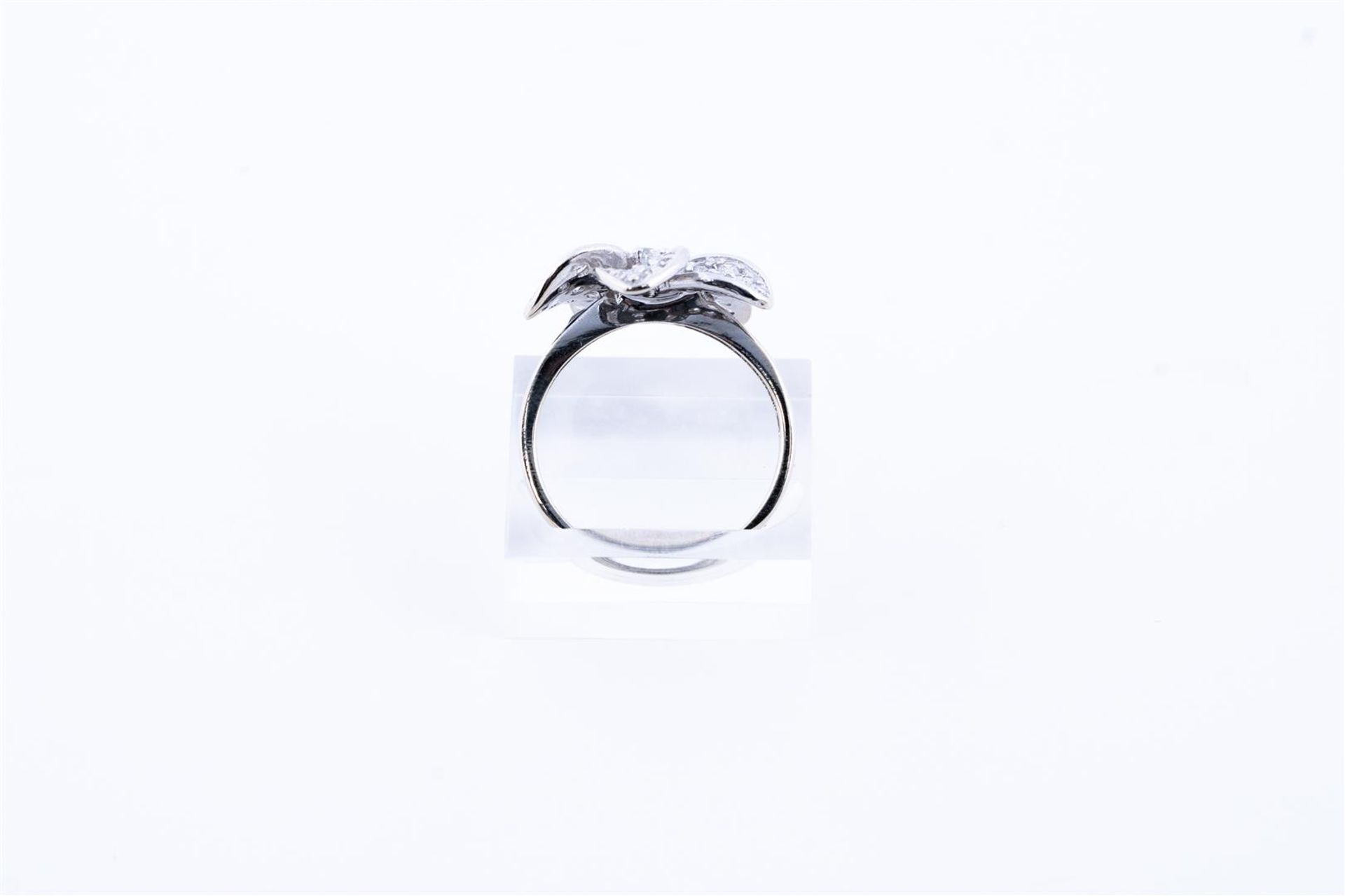 14kt white gold flower ring set with zirconia.
The ring is set with approximately 46 brilliant cut z - Bild 3 aus 4