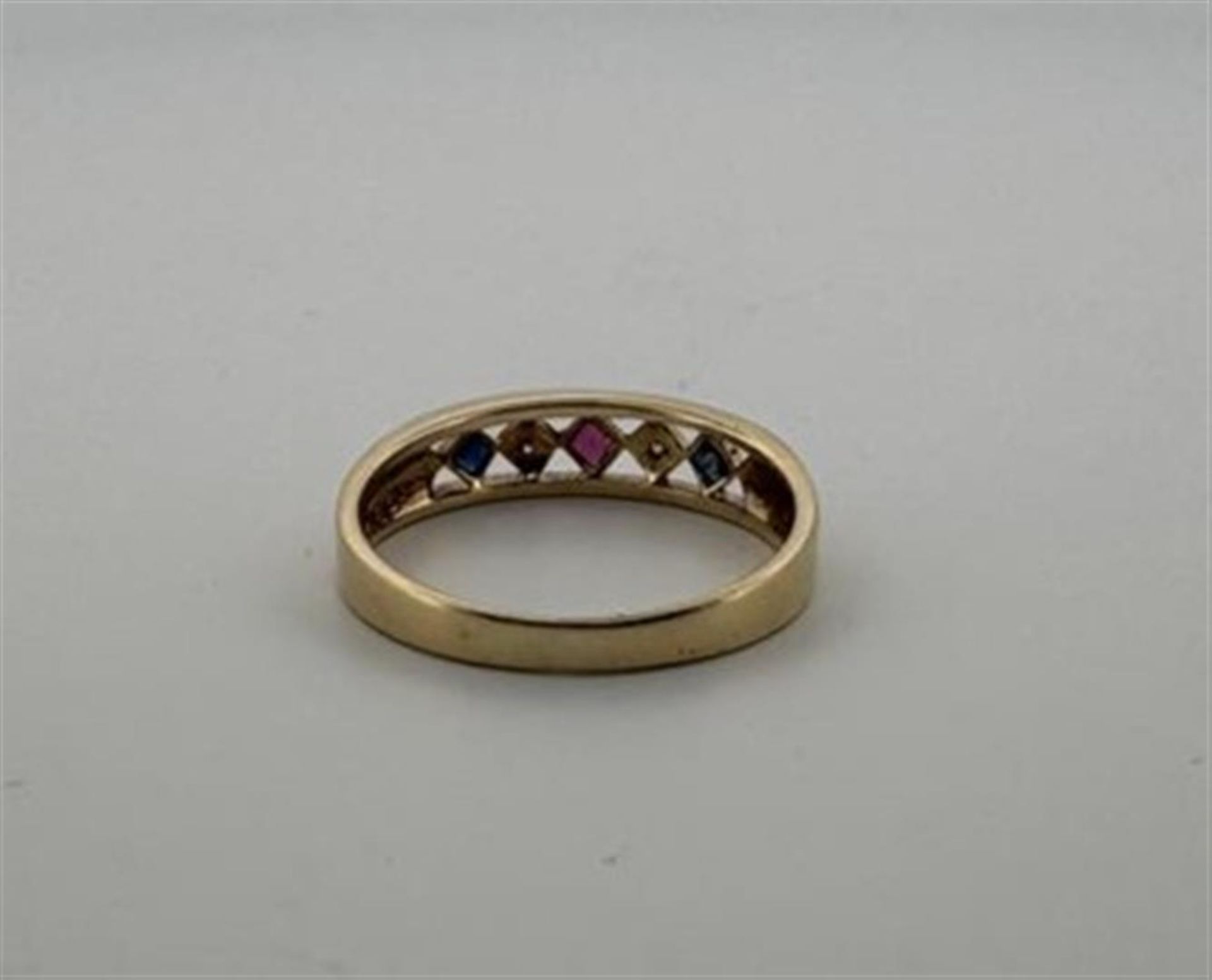 14kt yellow gold ring set with ruby, sapphire and diamond.
The ring is set with 1 princess cut ruby  - Bild 2 aus 2