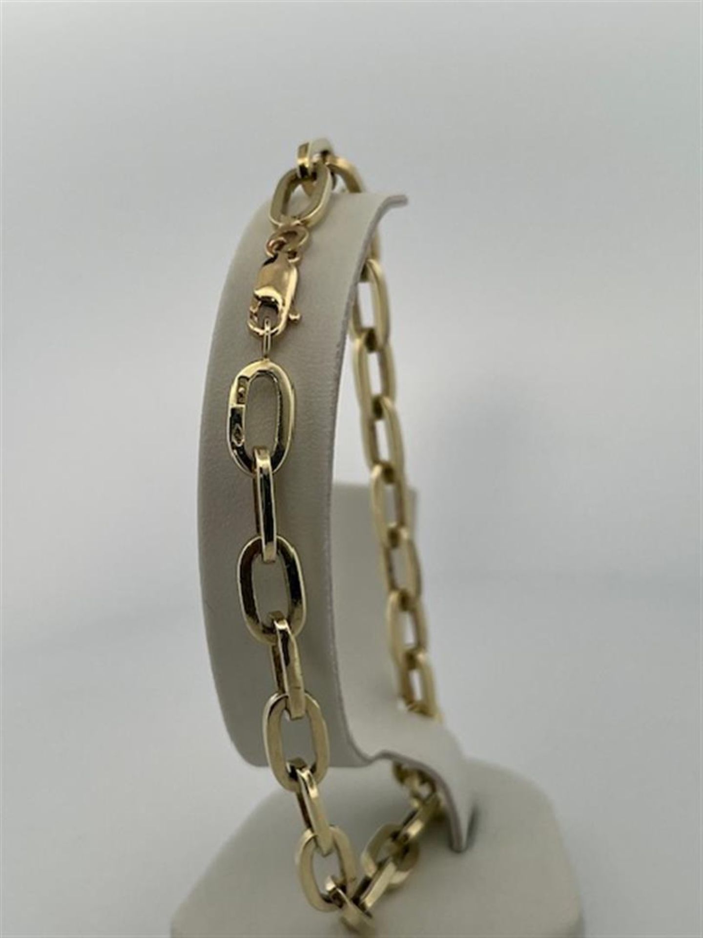 14kt yellow gold link bracelet.
Sturdy link bracelet. Nice to hang charms on!
Bracelet length: 21cm. - Bild 5 aus 5