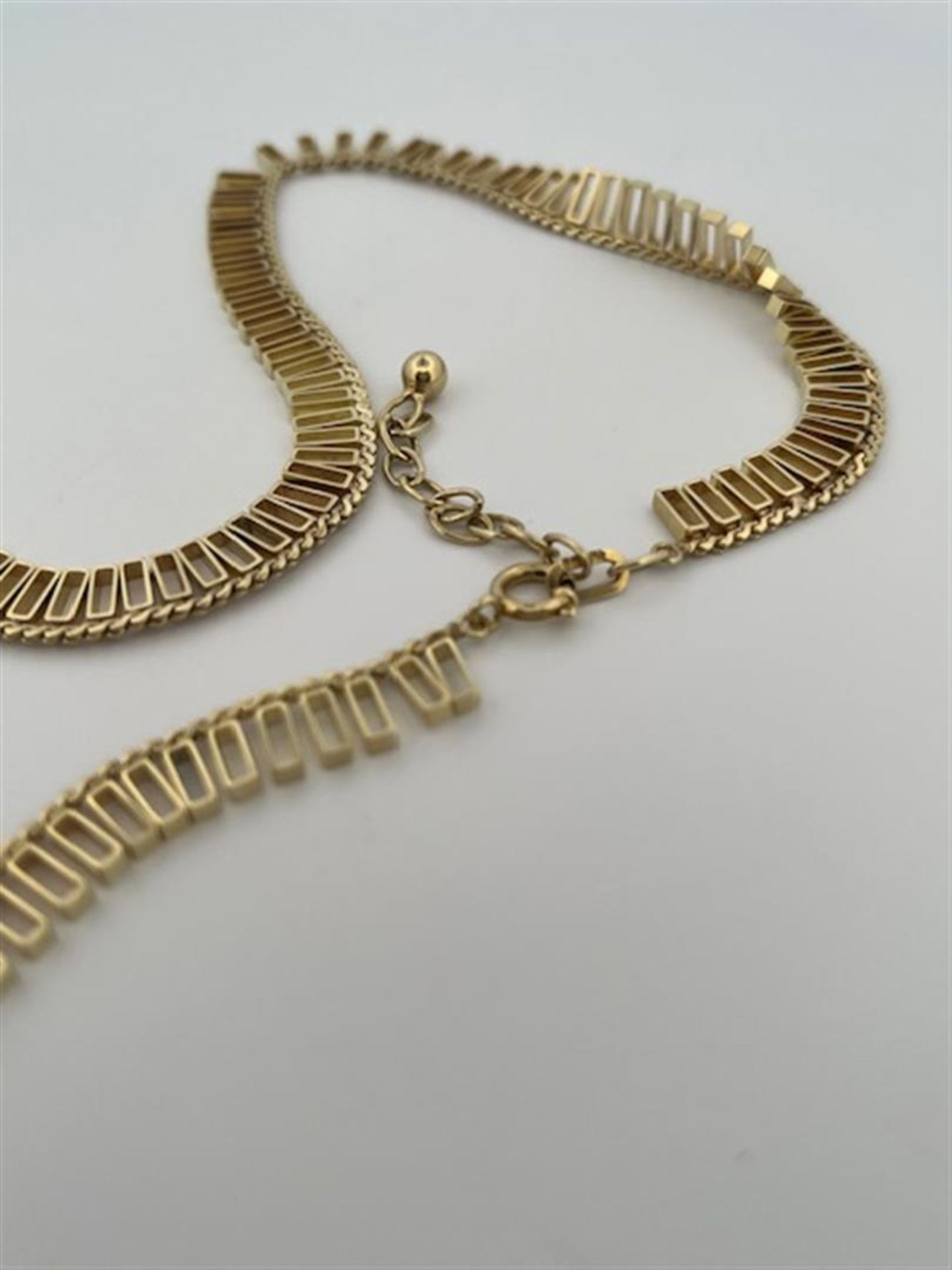 14kt S-shape link necklace with rectangular bars.
The necklace has a beautiful and elegant link with - Image 3 of 4