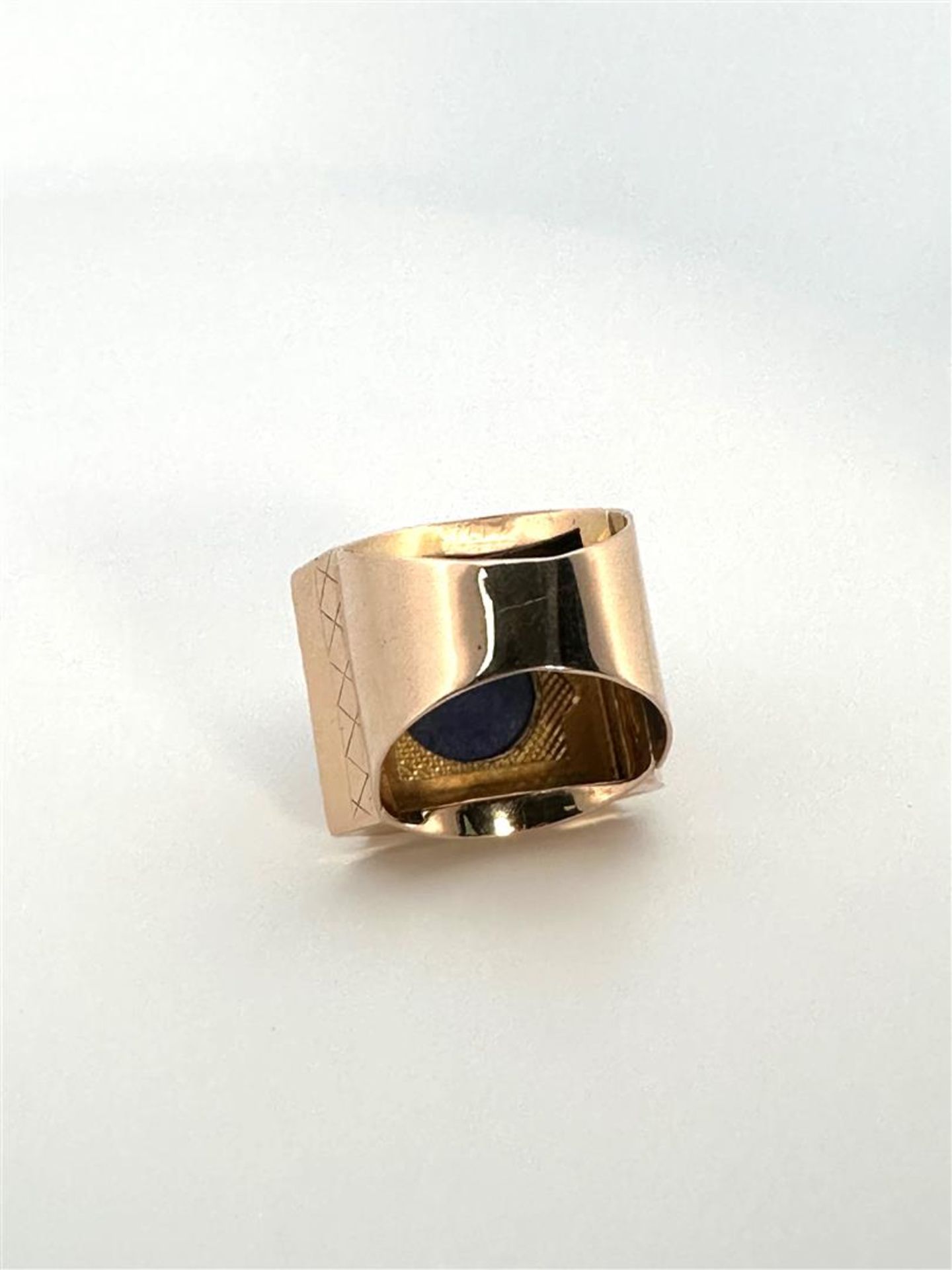 18kt yellow gold statement college ring set with Lapis Lazuli. 
The lapis lazuli is round and caboch - Image 4 of 4