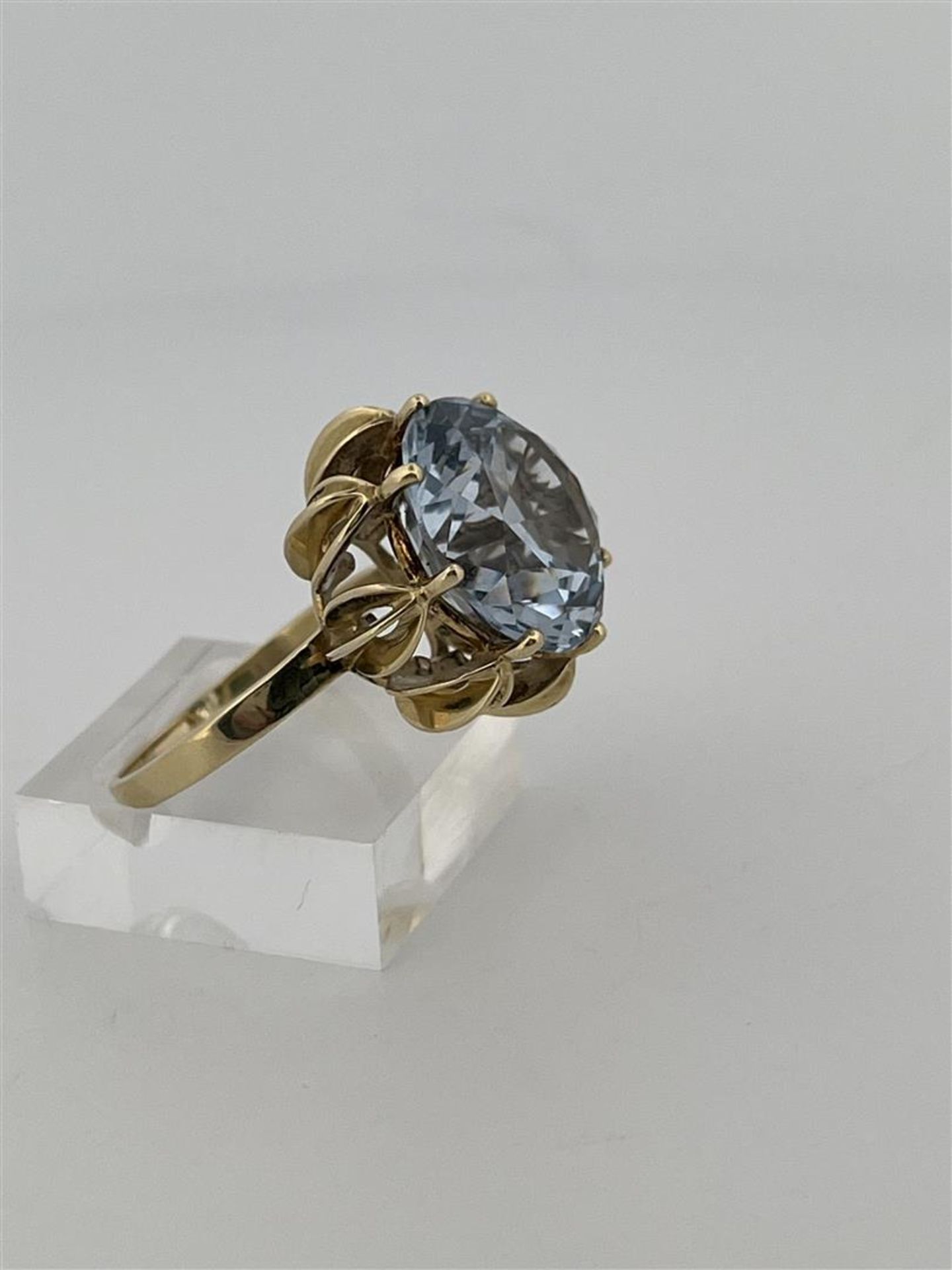 14kt yellow gold statement solitaire ring set with aquamarine.
The ring is set with a brilliant cut  - Bild 8 aus 8