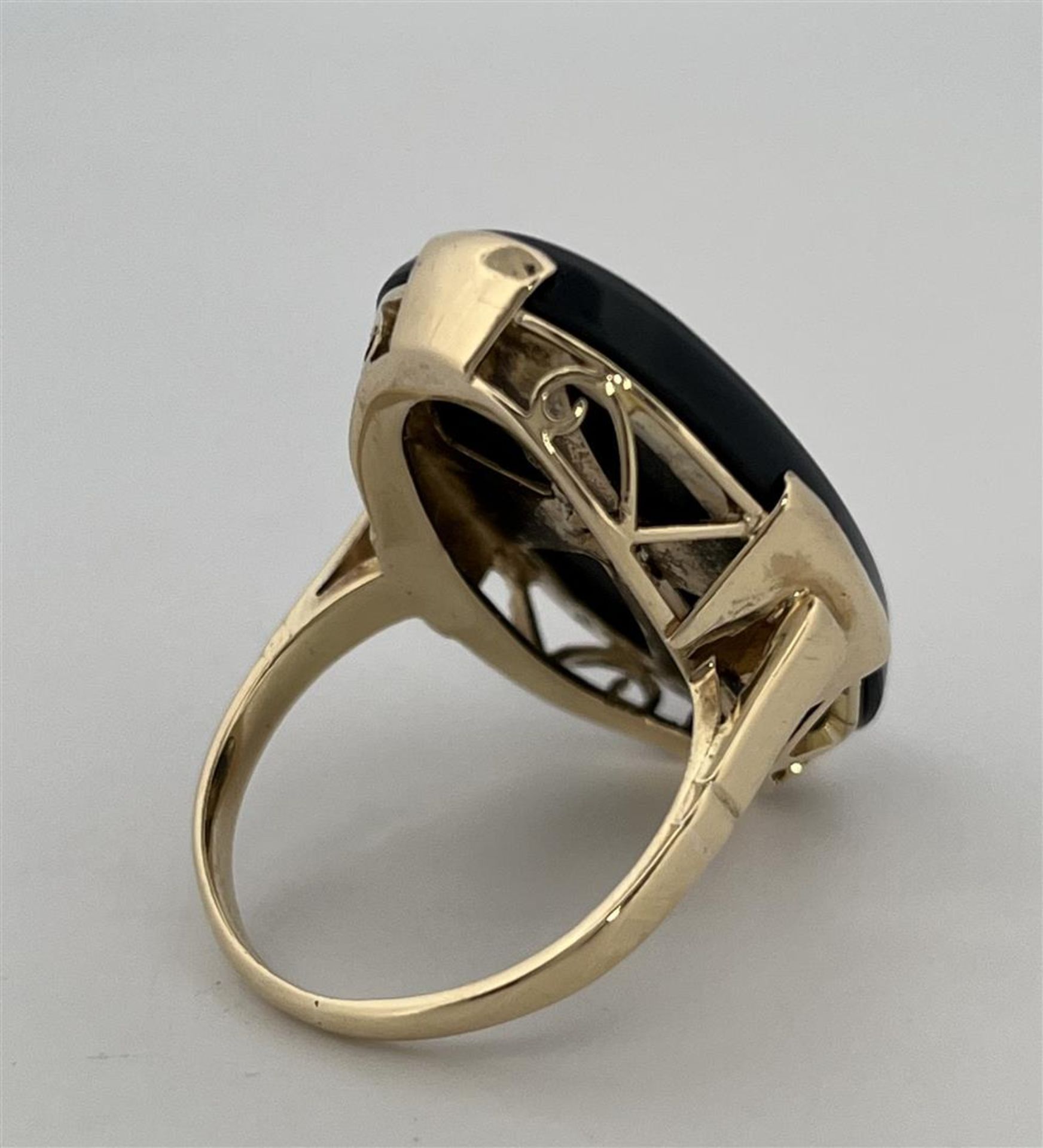 14kt Yellow gold ring set with onyx and diamonds.
The ring has a high openwork edge with a set onyx  - Image 5 of 8