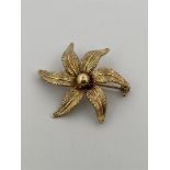 14kt yellow gold flower brooch.
Nice brooch in the shape of a flower.
Dimensions: approx. 35 mm x 30