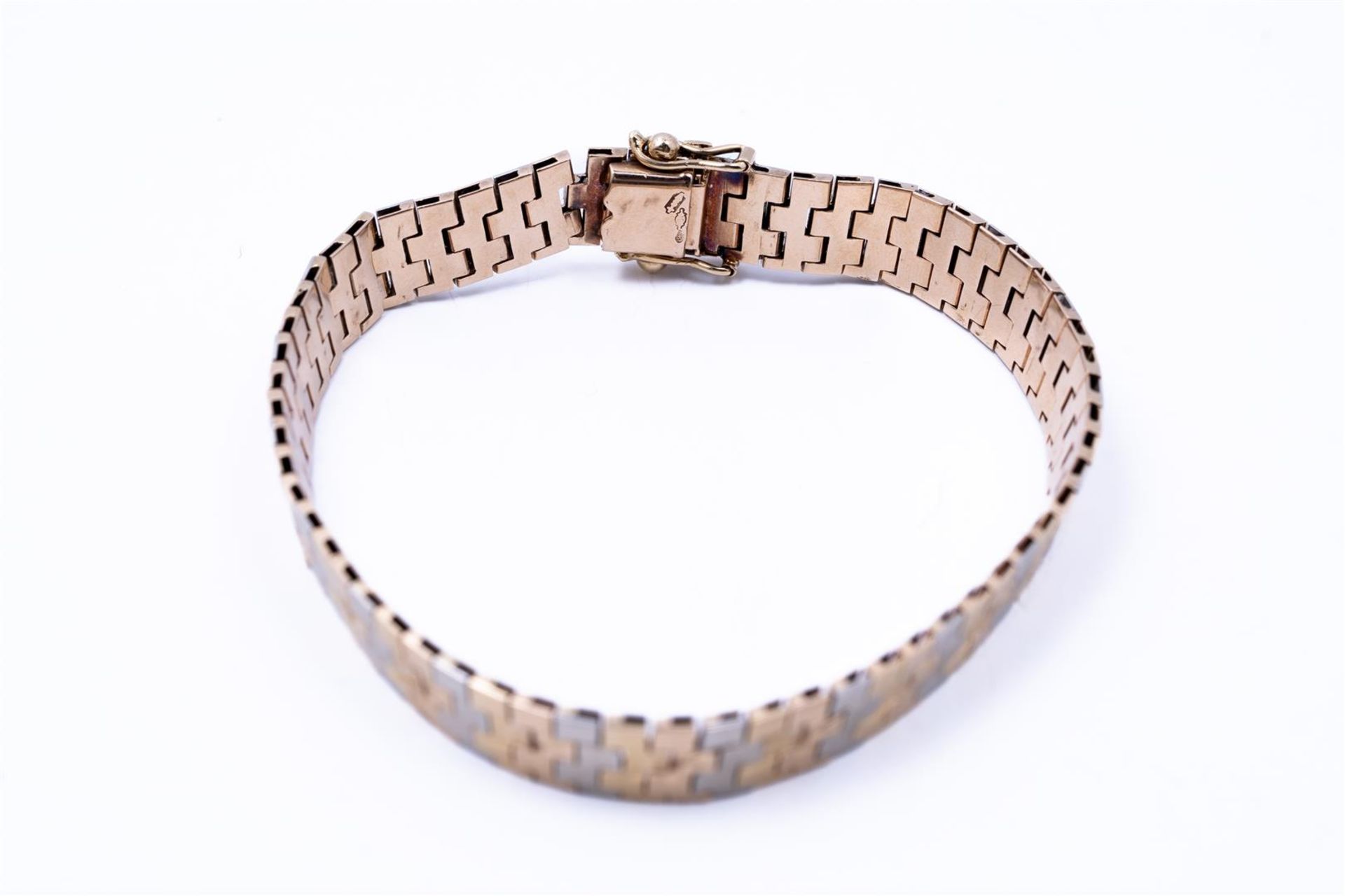 14kt bicolor gold bracelet. The bracelet has a beautiful decoration at the top of a flower motif. Th - Image 5 of 5