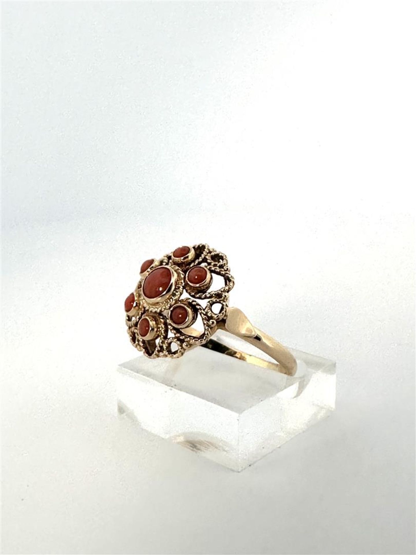 14kt rose gold rosette ring set with red coral.
The ring is gracefully finished with twisted wire an - Bild 3 aus 5