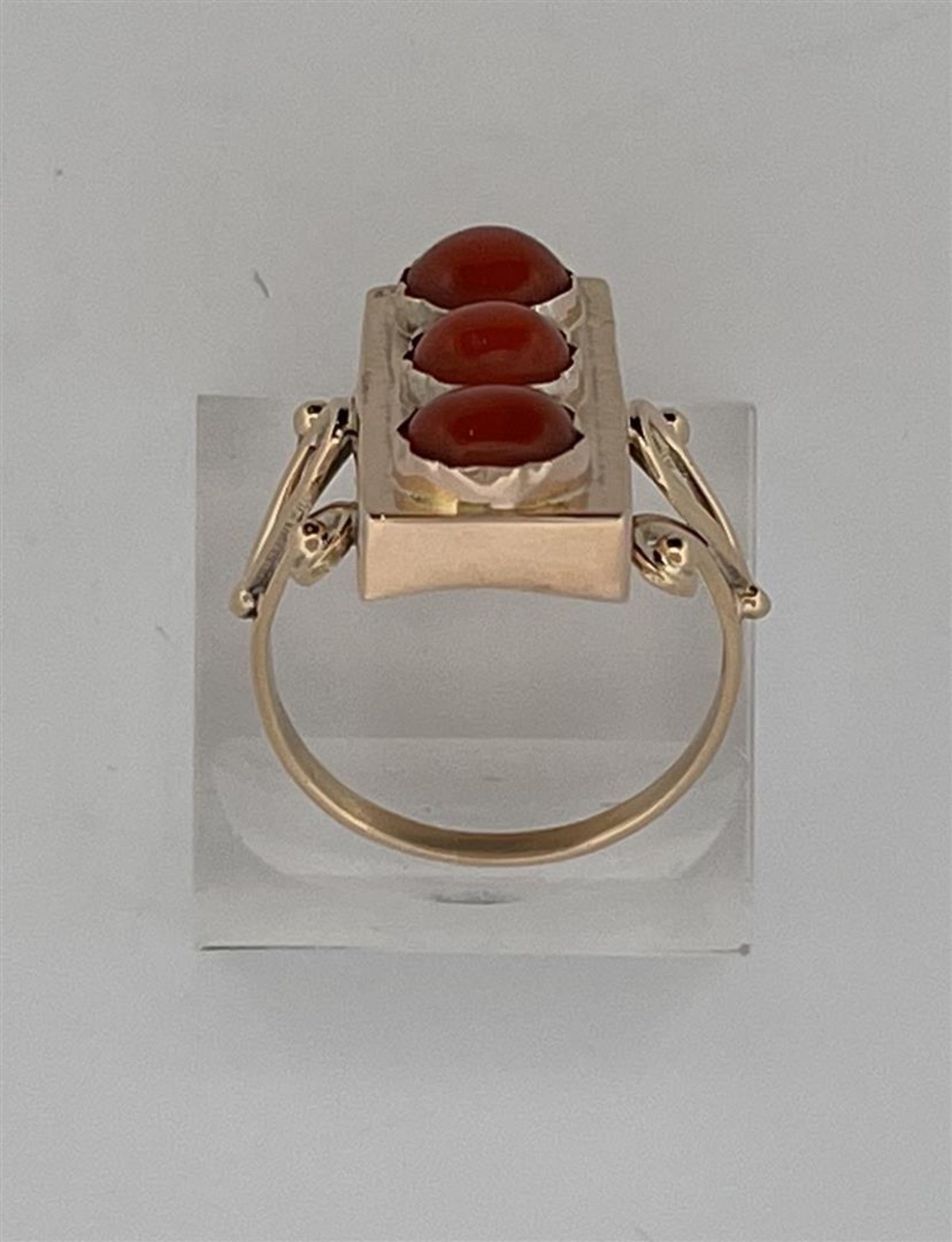 14kt yellow gold 3-stone ring set with red coral.
The ring is set with 3 round cabochon cut red cora - Image 4 of 7