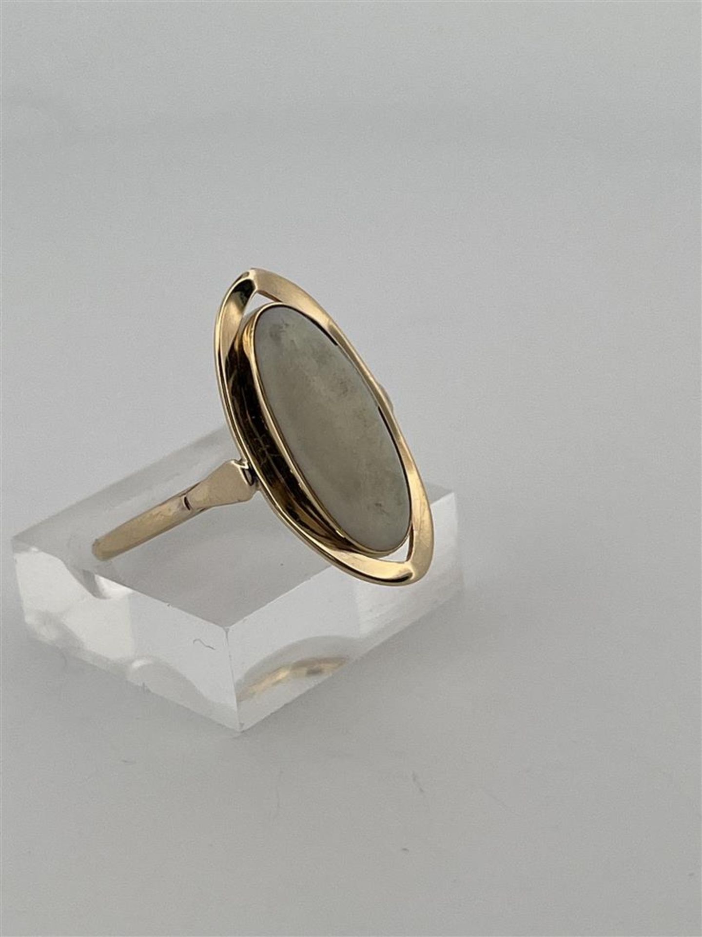 14kt yellow gold navette ring set with white opal. 
The white opal is cabochon cut in navette shape  - Image 7 of 8