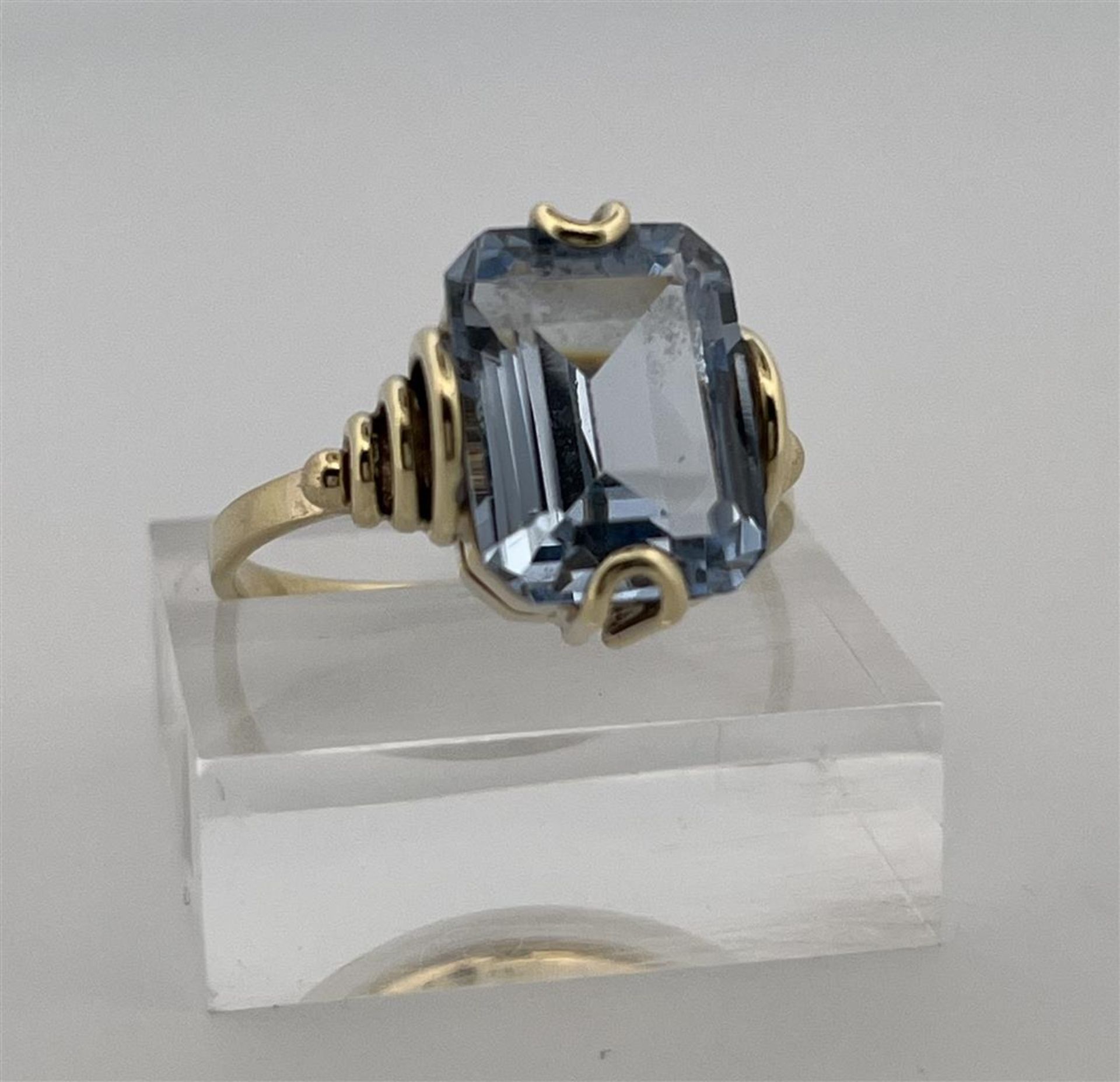 14kt yellow gold ring set with aquamarine.
The aquamarine isemerald cut measures approx. 11.8 x 8.9  - Image 2 of 11