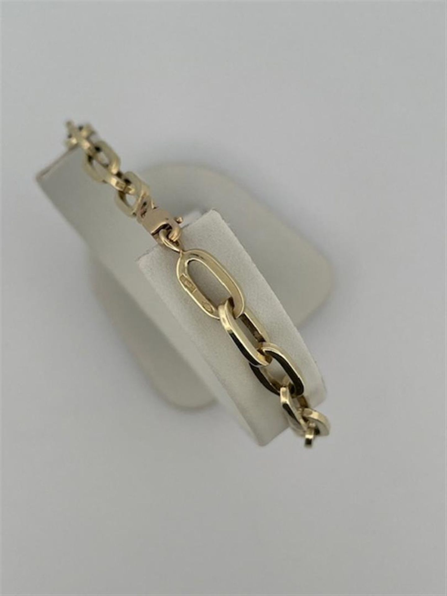 14kt yellow gold link bracelet.
Sturdy link bracelet. Nice to hang charms on!
Bracelet length: 21cm. - Bild 3 aus 5