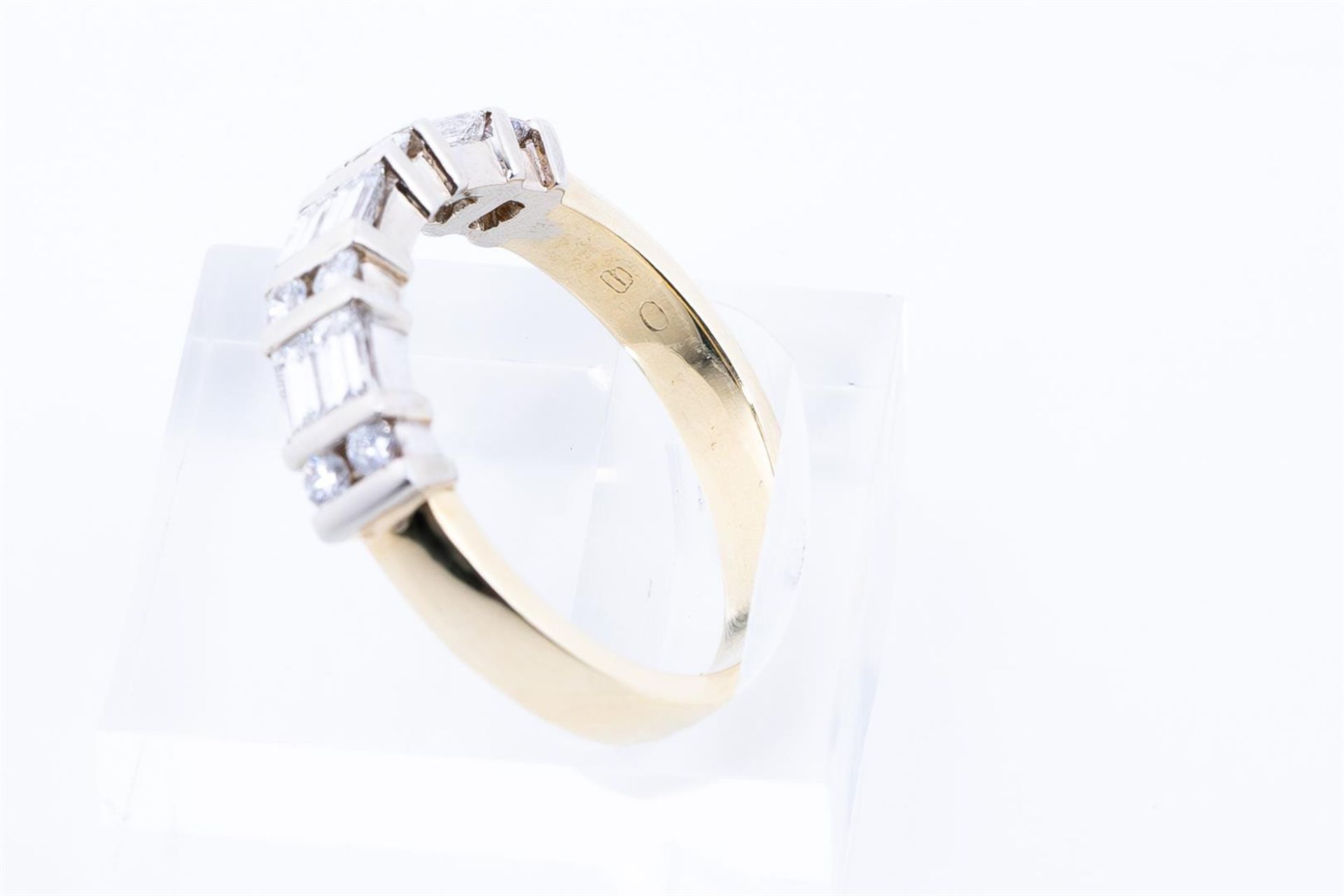 14kt bicolor gold row ring set with diamonds.
The ring is set with 8 brilliant cut diamonds of appro - Bild 4 aus 4