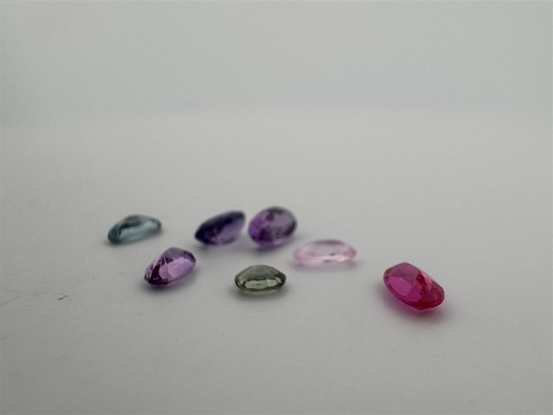A lot of various small gemstones (7) consisting of: Aquamarine, elbaite tourmaline, synthetic ruby a - Bild 3 aus 3