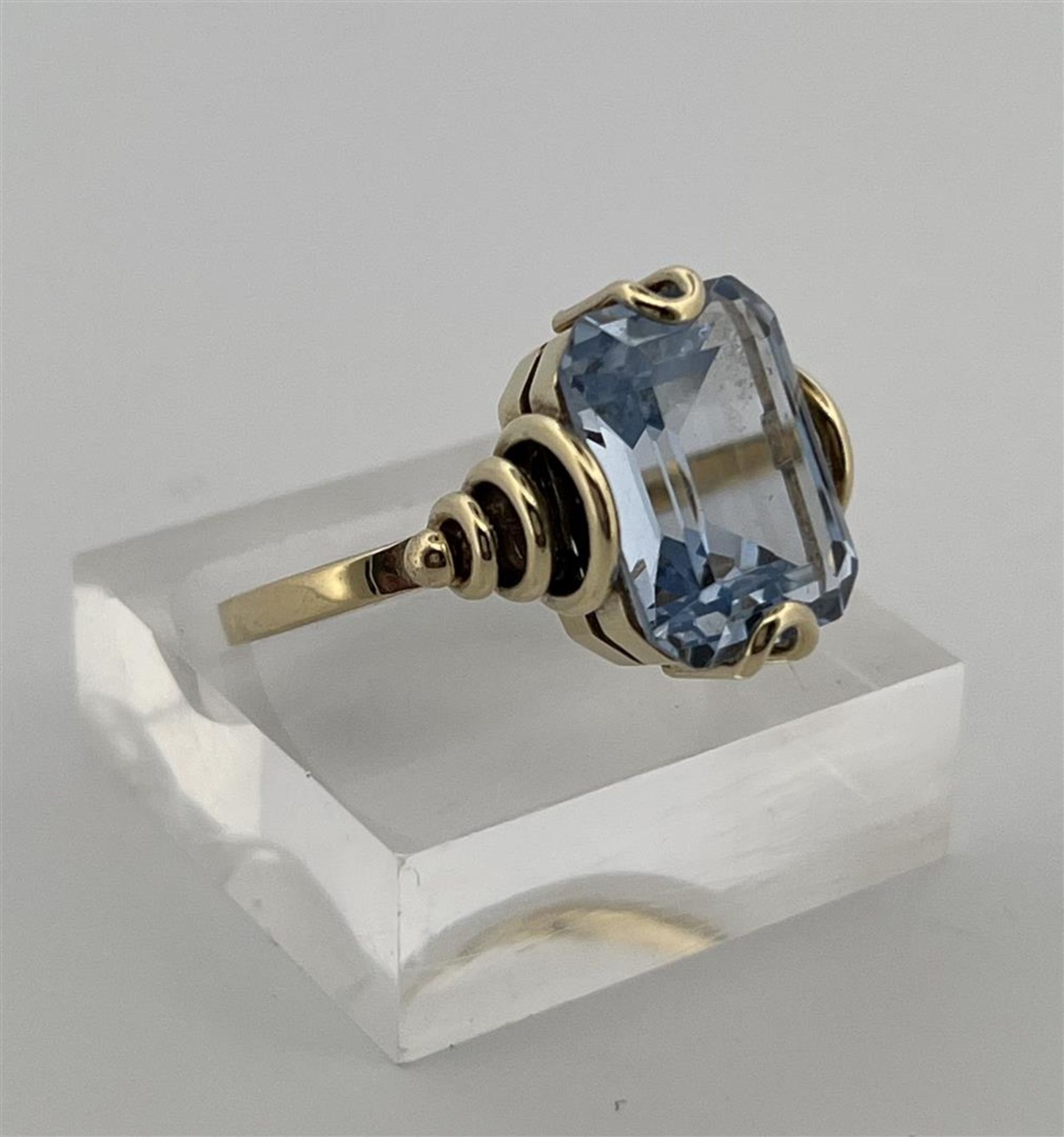 14kt yellow gold ring set with aquamarine.
The aquamarine isemerald cut measures approx. 11.8 x 8.9 