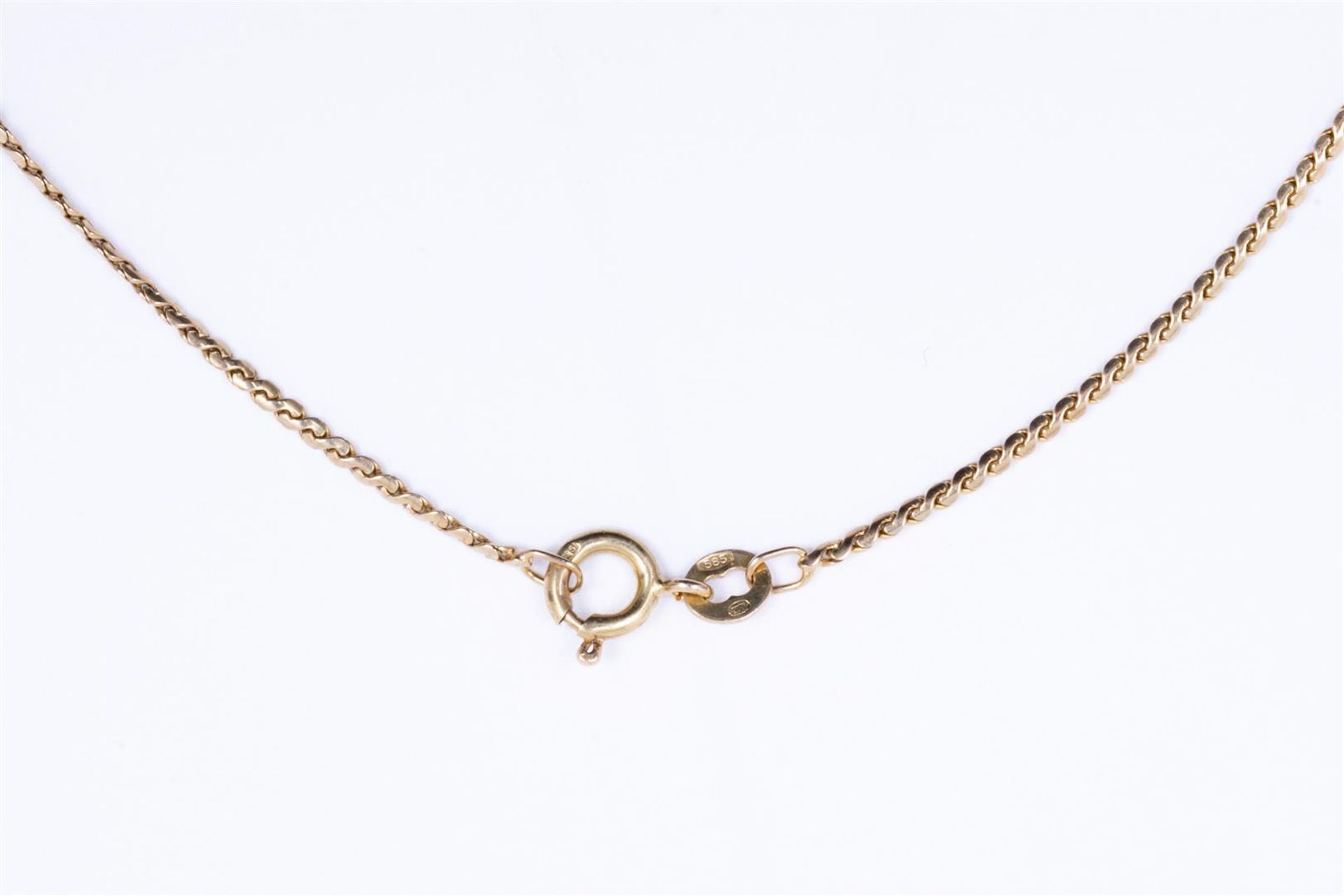14kt yellow gold S-shape link necklace.
Length: 43.5 cm
Link width: 1.35 - 1.40 mm.
Inspection marks - Bild 3 aus 3