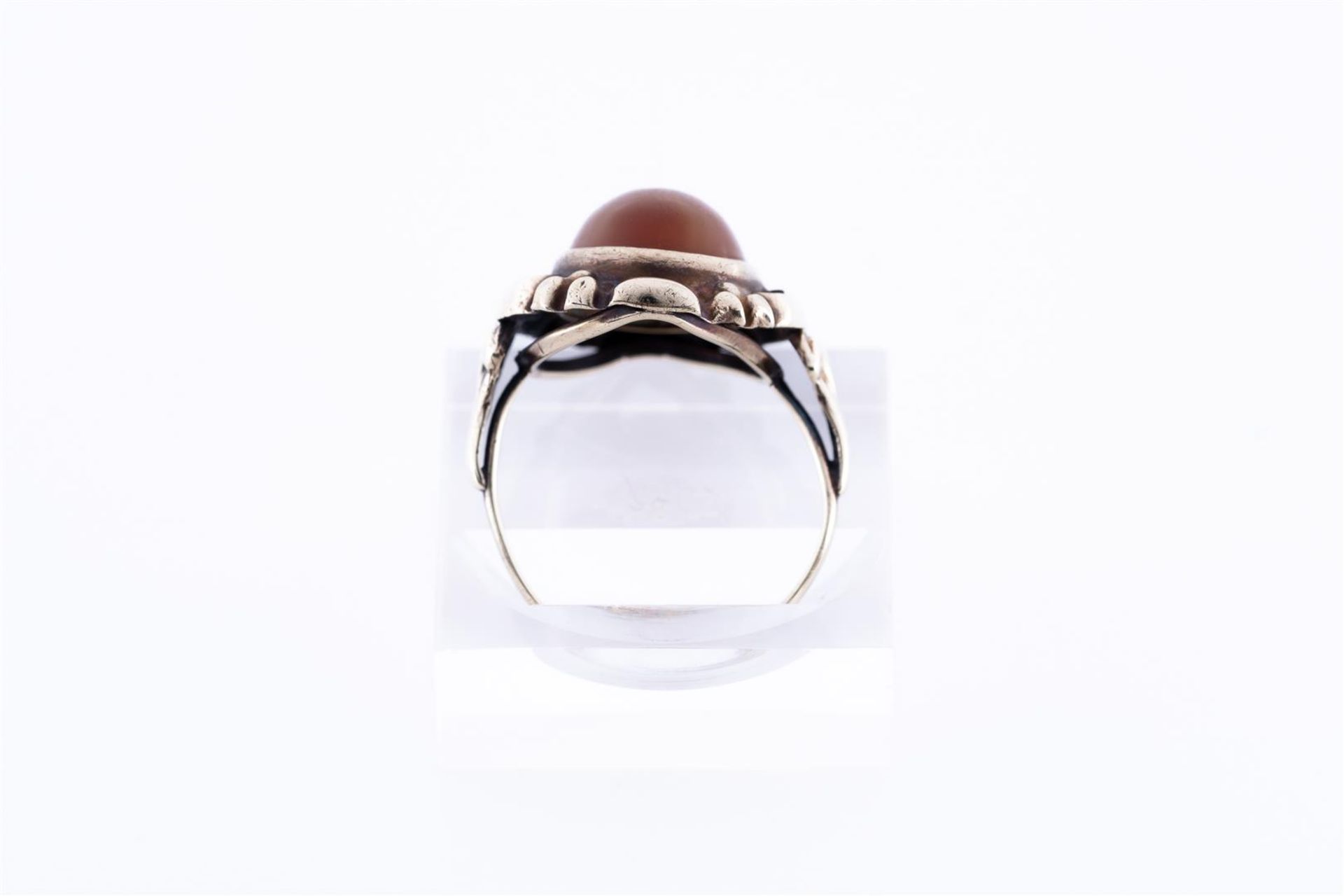 9kt Yellow gold ring with beautiful openwork edge, the ring is set with a single agate gemstone. The - Image 3 of 4