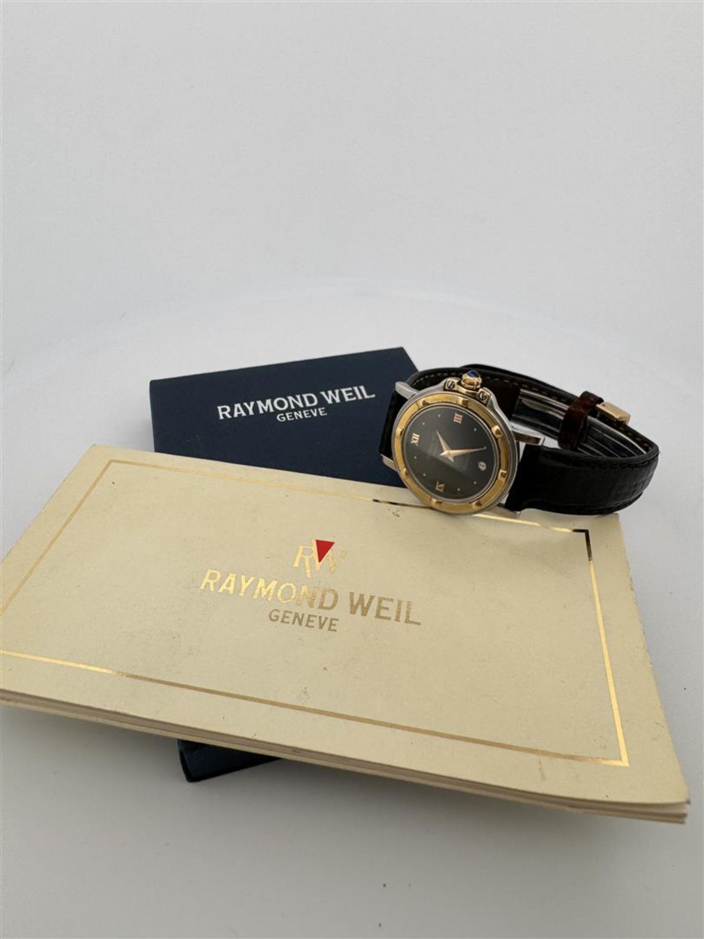 Raymond Weil ParsifalLadies watch.
18kt gold-plated crown and bezel, with beautiful blue sapphire on