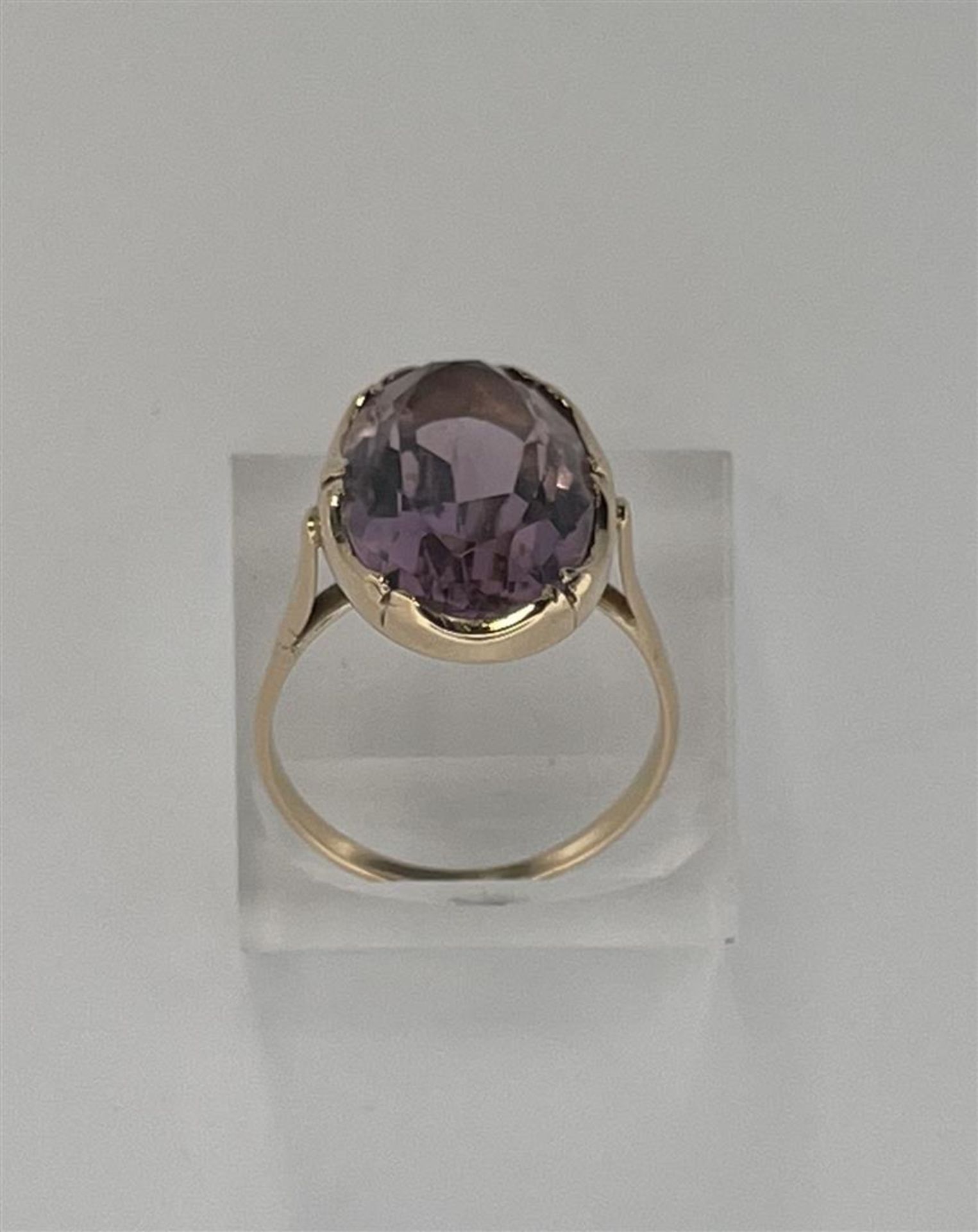 14kt yellow gold ring set with amethyst. 
Amethyst dimensions: approx. 20.2 mm x 9.8 mm.
Weight of r - Image 3 of 10