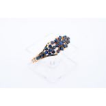 18kt Yellow gold cluster bracelet set with 33 blue sapphires. The bracelet has a beautiful openwork 