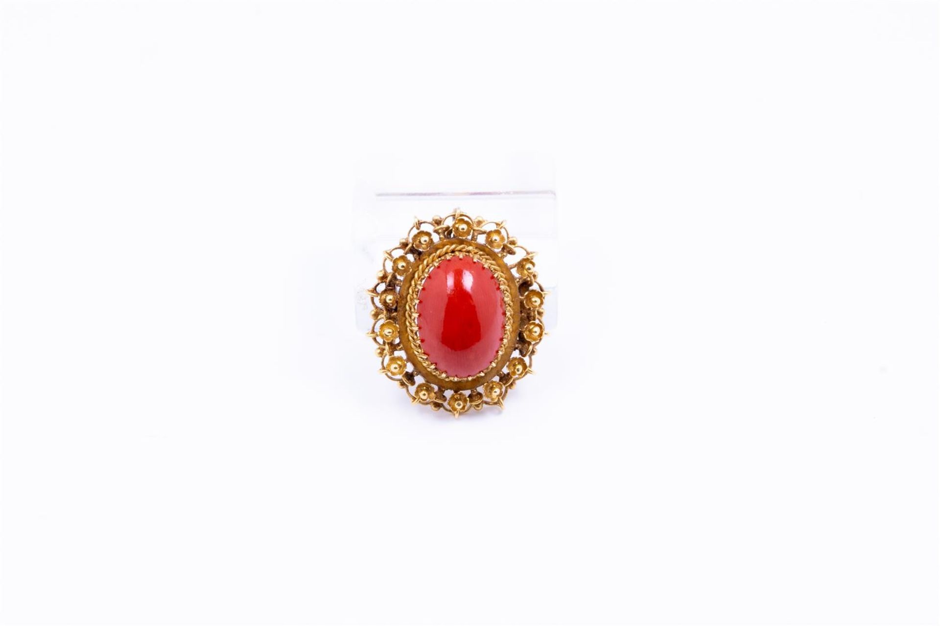 14kt yellow gold brooch/pendant set with red coral.
This piece of jewelry can be worn as a brooch or