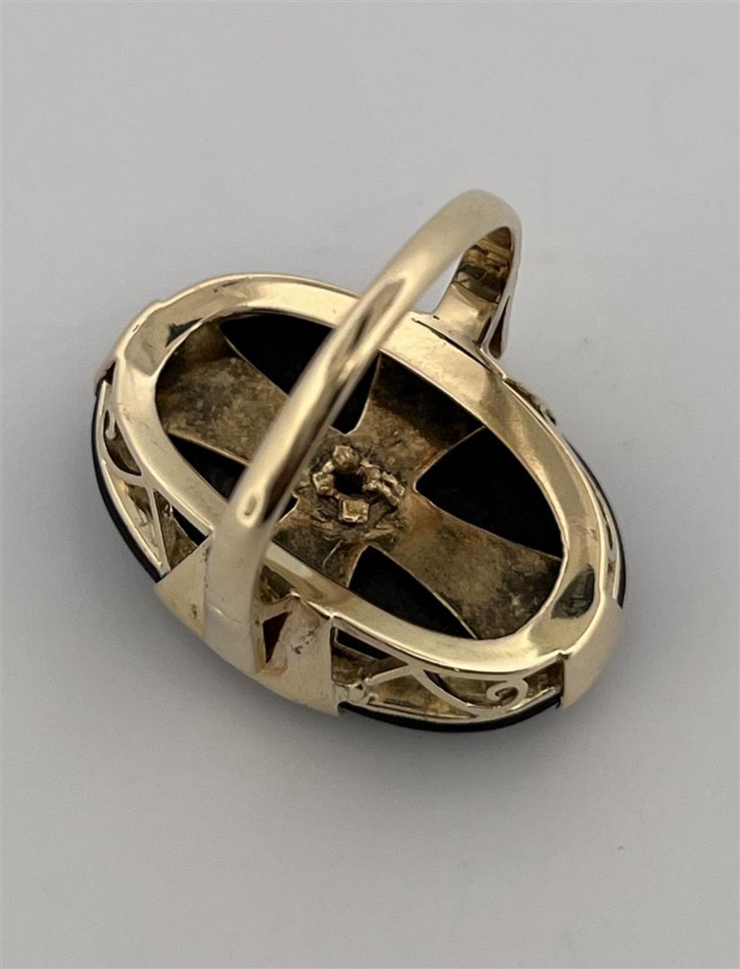 14kt Yellow gold ring set with onyx and diamonds.
The ring has a high openwork edge with a set onyx  - Image 8 of 8