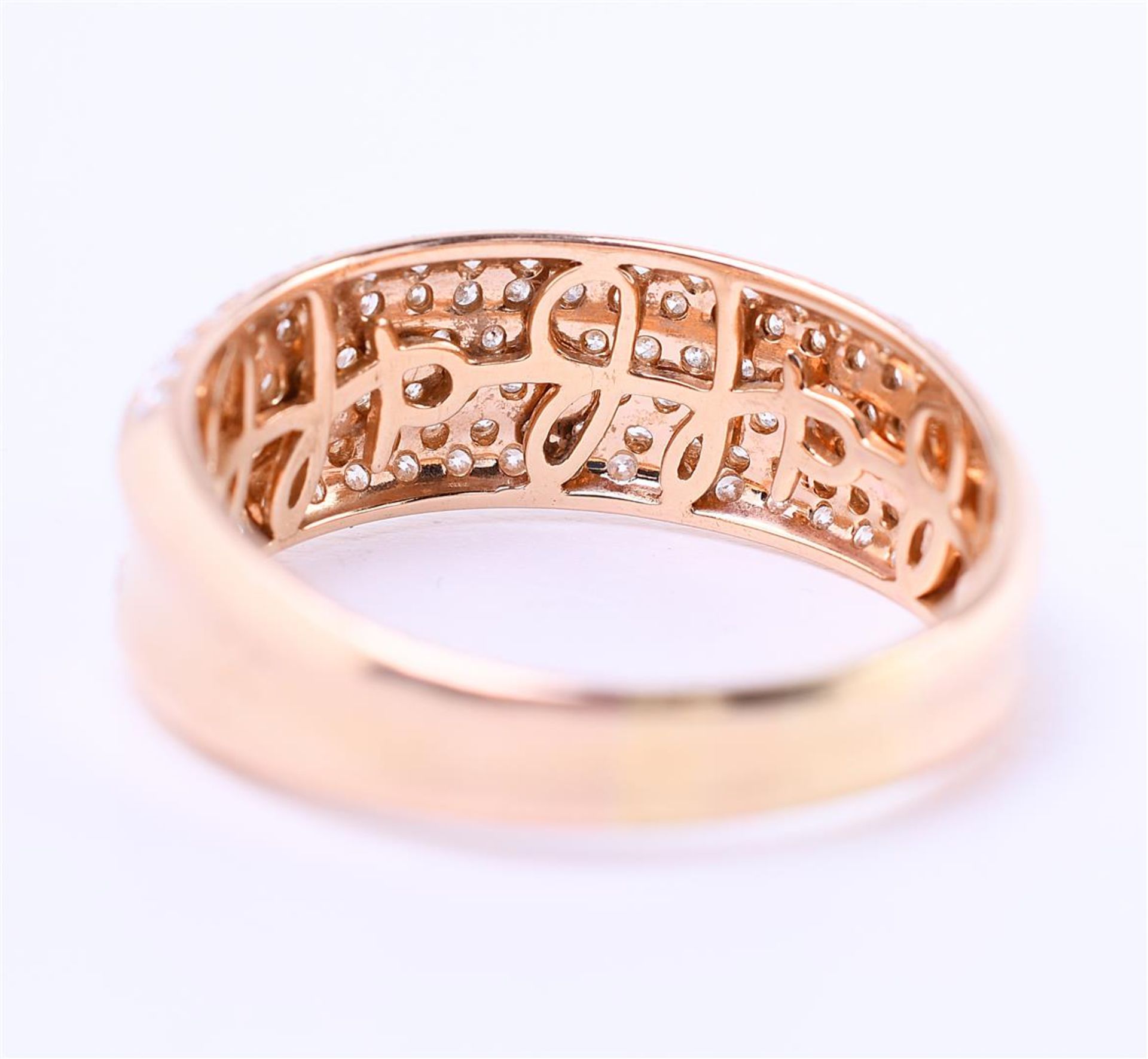 18kt Italian Migelli paver ring in (apricot) rose gold. Set with 124 brilliant cut diamonds of appro - Bild 4 aus 5