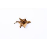 18kt Yellow Gold flower brooch in the shape of a crocus flower. The flower is almost completely matt