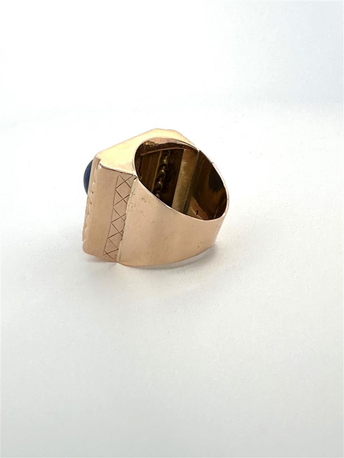 18kt yellow gold statement college ring set with Lapis Lazuli. 
The lapis lazuli is round and caboch - Image 3 of 4