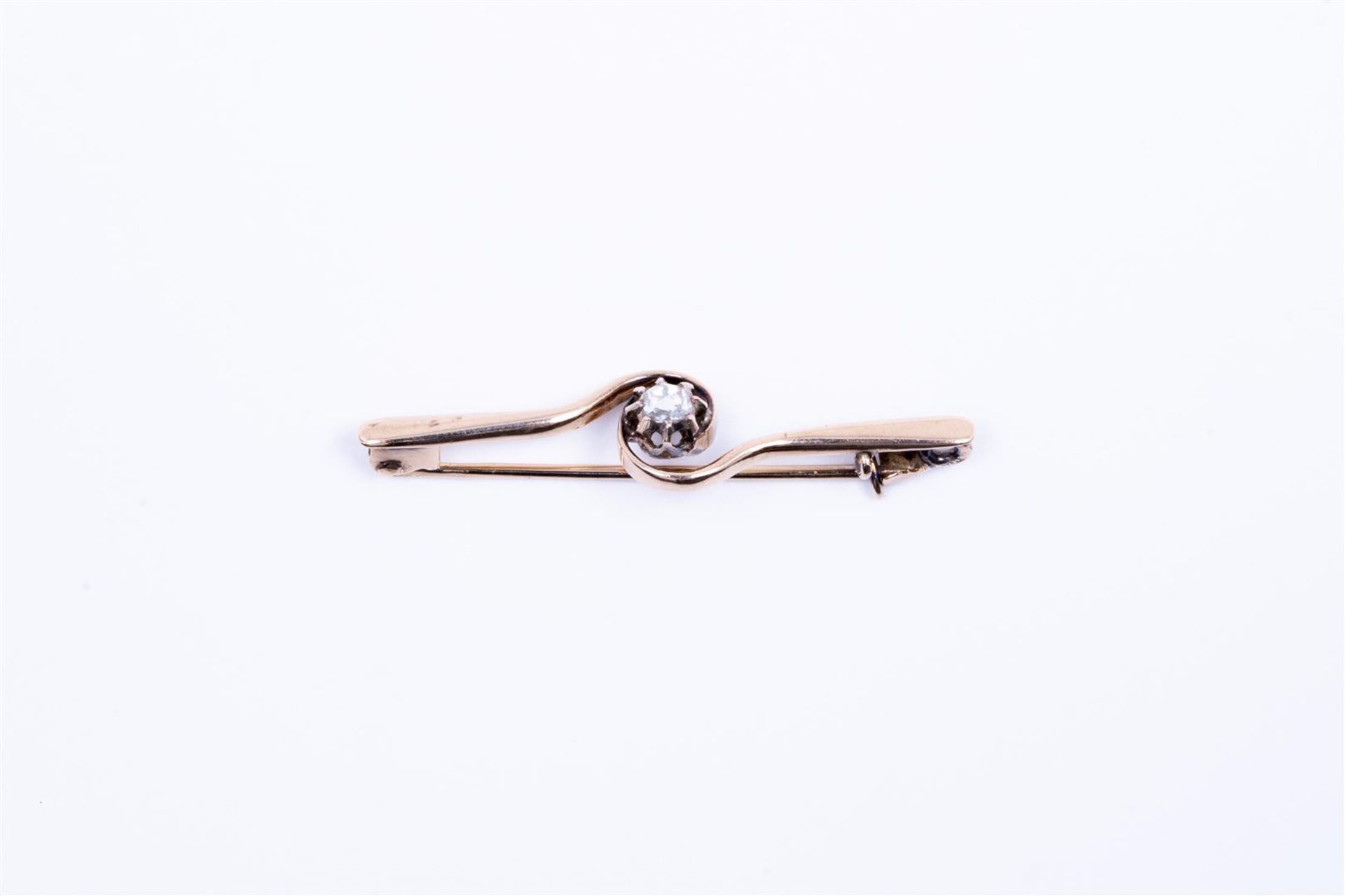 14kt yellow gold pin/brooch set with diamonds.
The brooch/pin is set with 1 rose cut diamond of 0.15 - Image 2 of 3