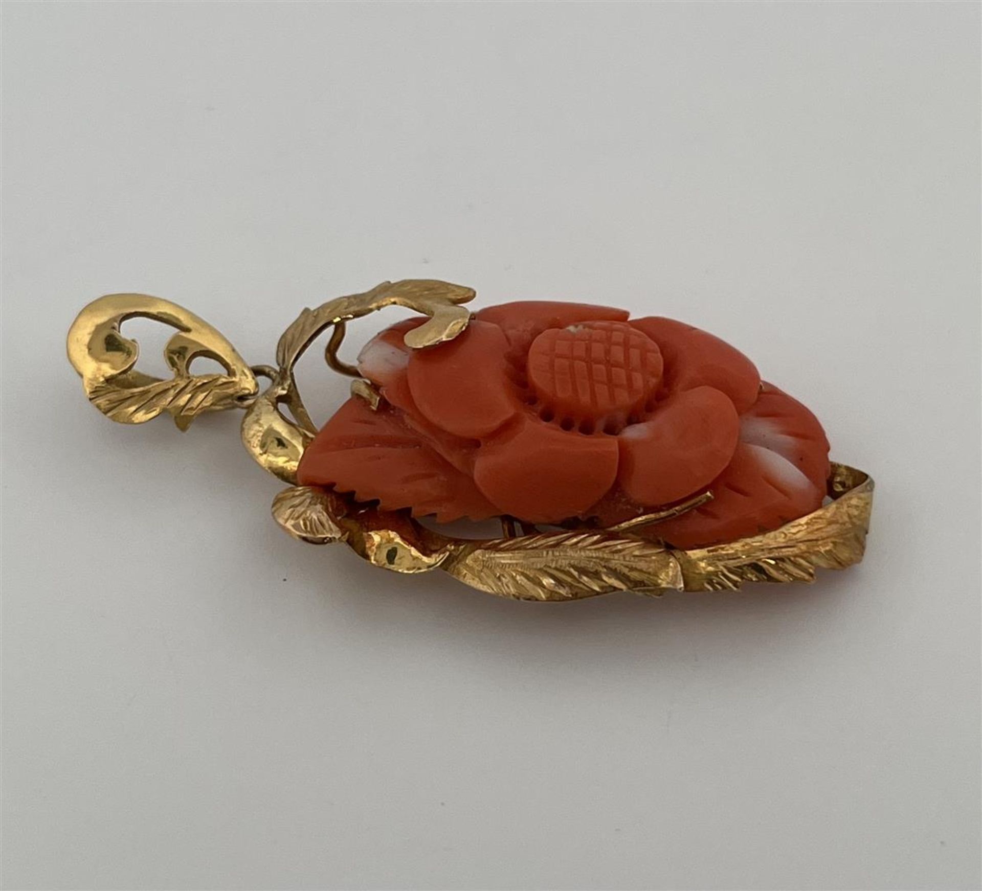 18kt yellow gold pendant set with carved coral.
The pendant is set with a beautiful carved coral in  - Image 3 of 4