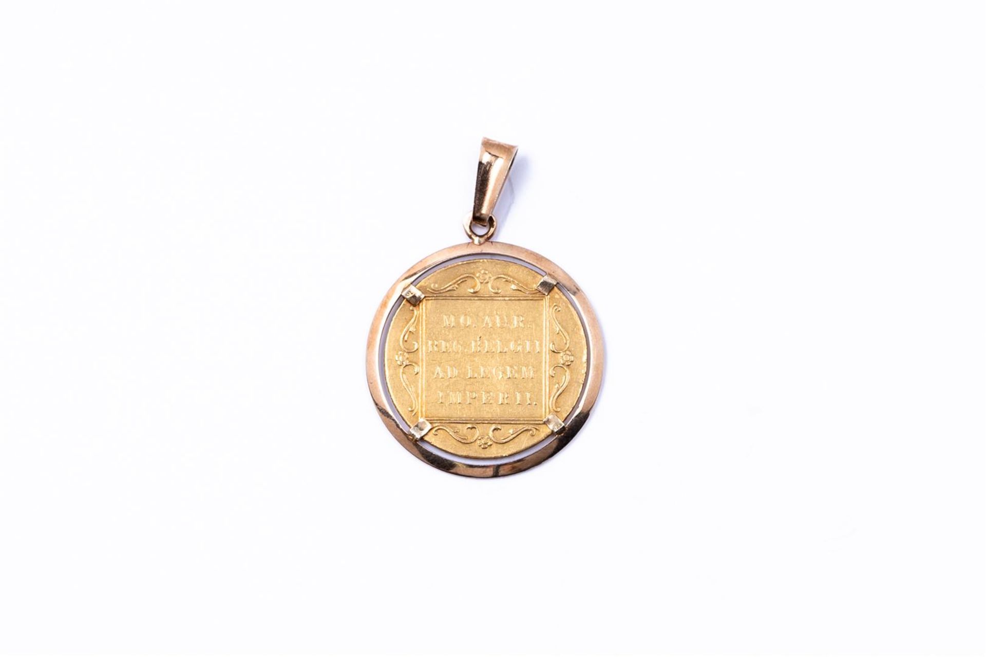 14kt yellow gold ducat from 1920 in pendant. The ducat is made of 22kt gold.
Weight: 4.8 grams
Dimen - Bild 2 aus 2