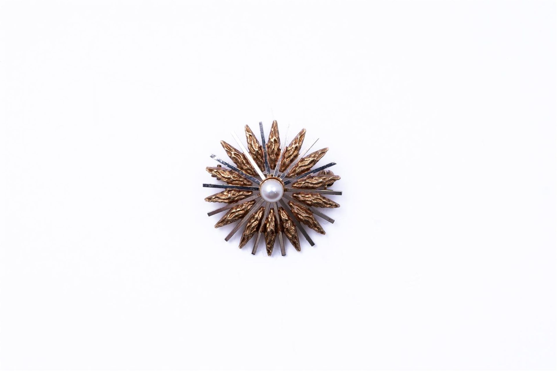 9kt Bicolor gold brooch set with imitation pearl. 
Weight: 7.95 grams
 Hallmark 14kt, tested on 9kt 